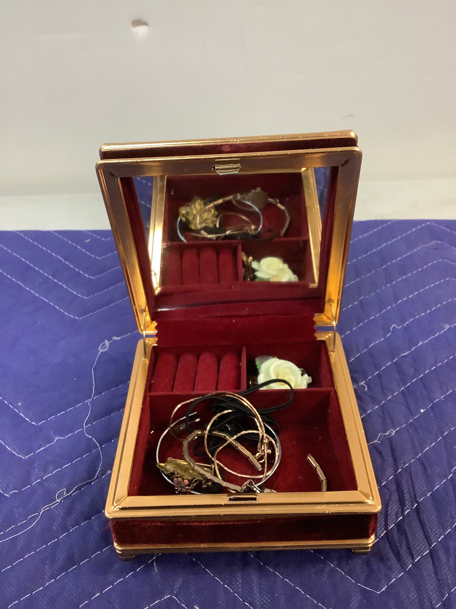 jewelry box with jewelry: jewelry box with jewelry