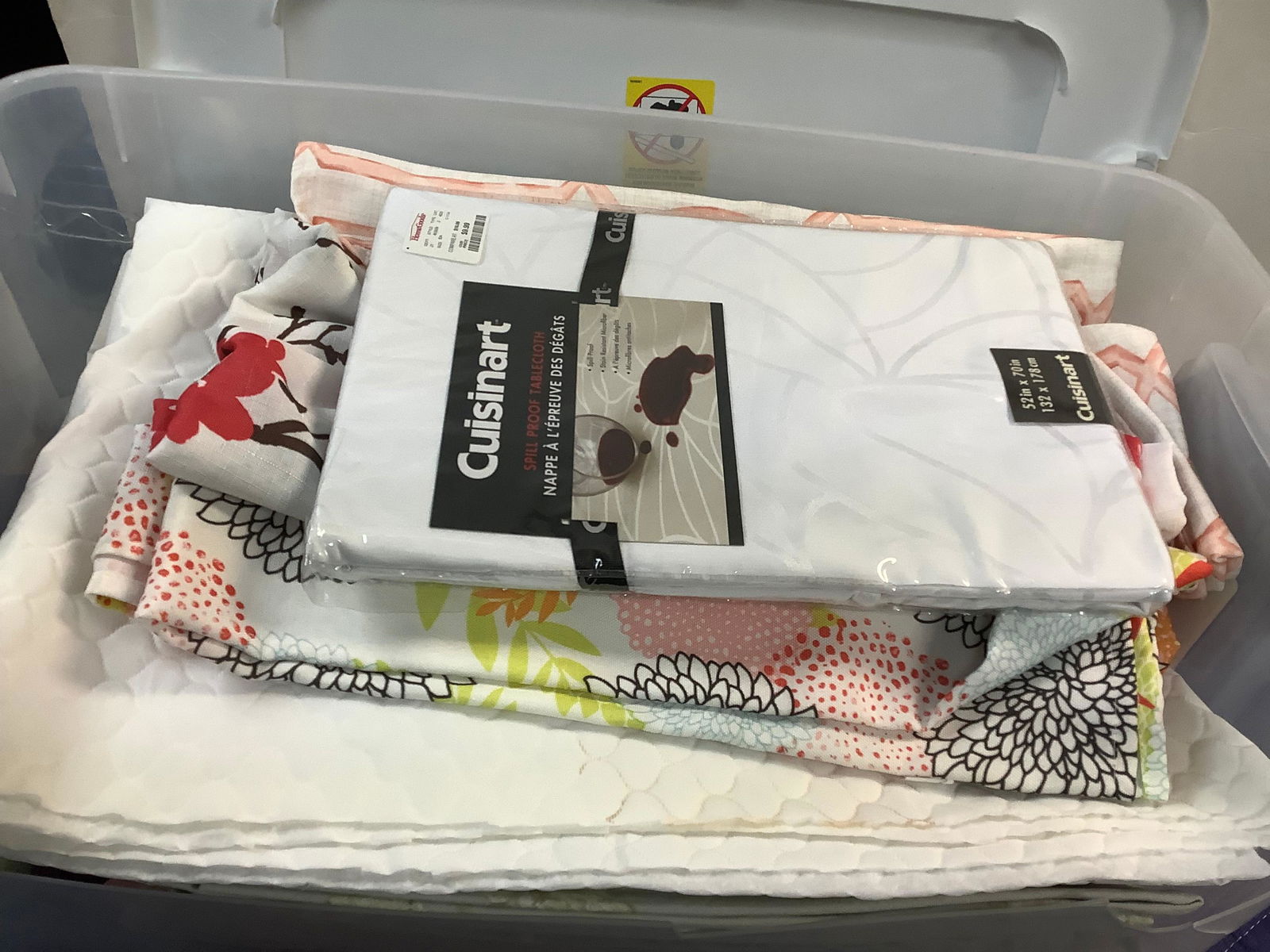 Lot of Various Sizes of Cloth Tablecloths: Lot of Various Sizes of Cloth Tablecloths