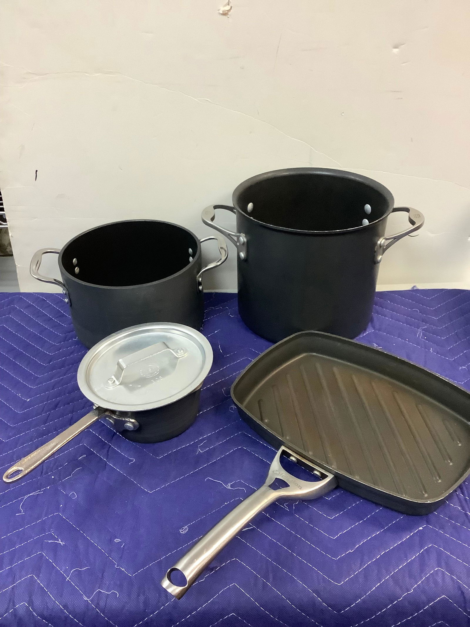 Lot of Calphalon Pots and Pan (1 of 1)