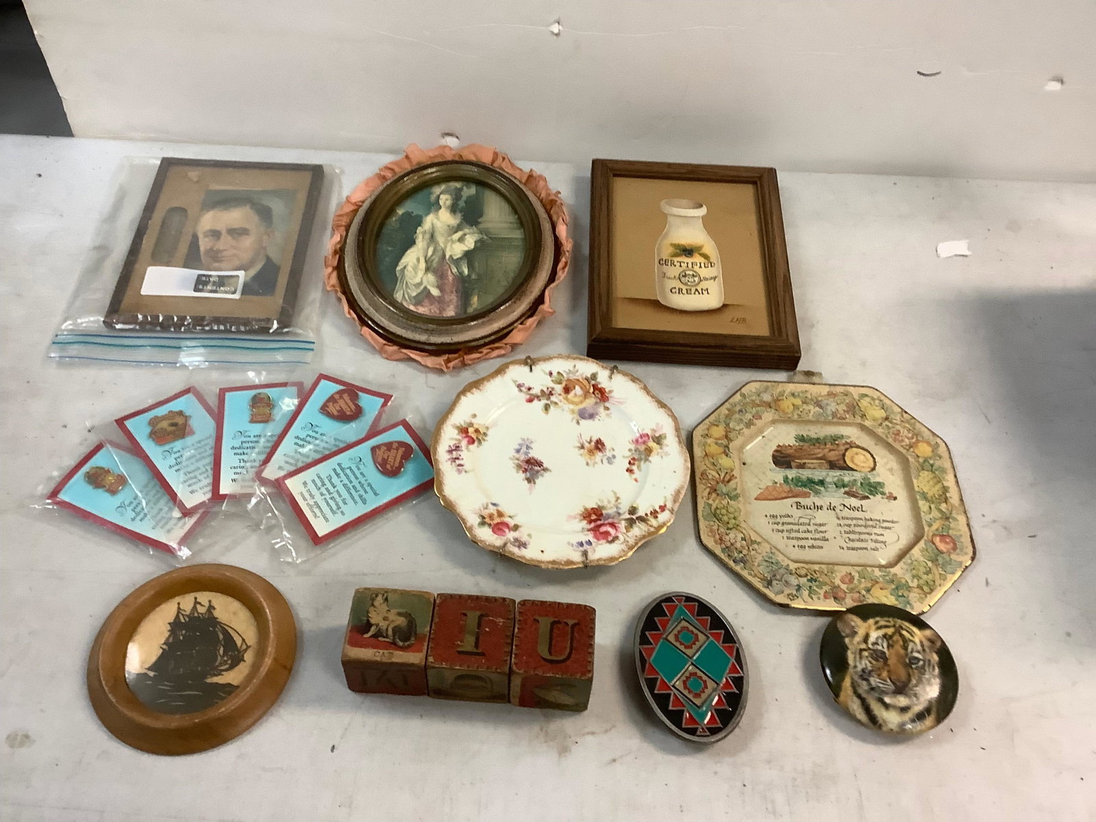 Lot of pictures, heart pins, picture tops, belt buckles and more: Lot of pictures, heart pins, picture tops, belt buckles and more