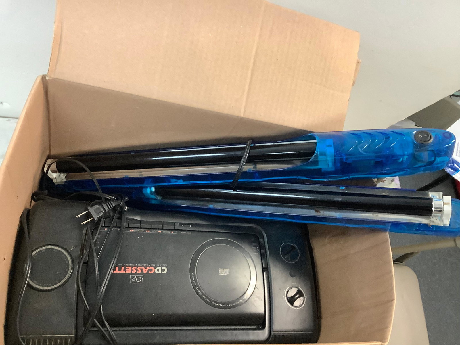 lot of two black lights and radio: lot of two black lights and radio