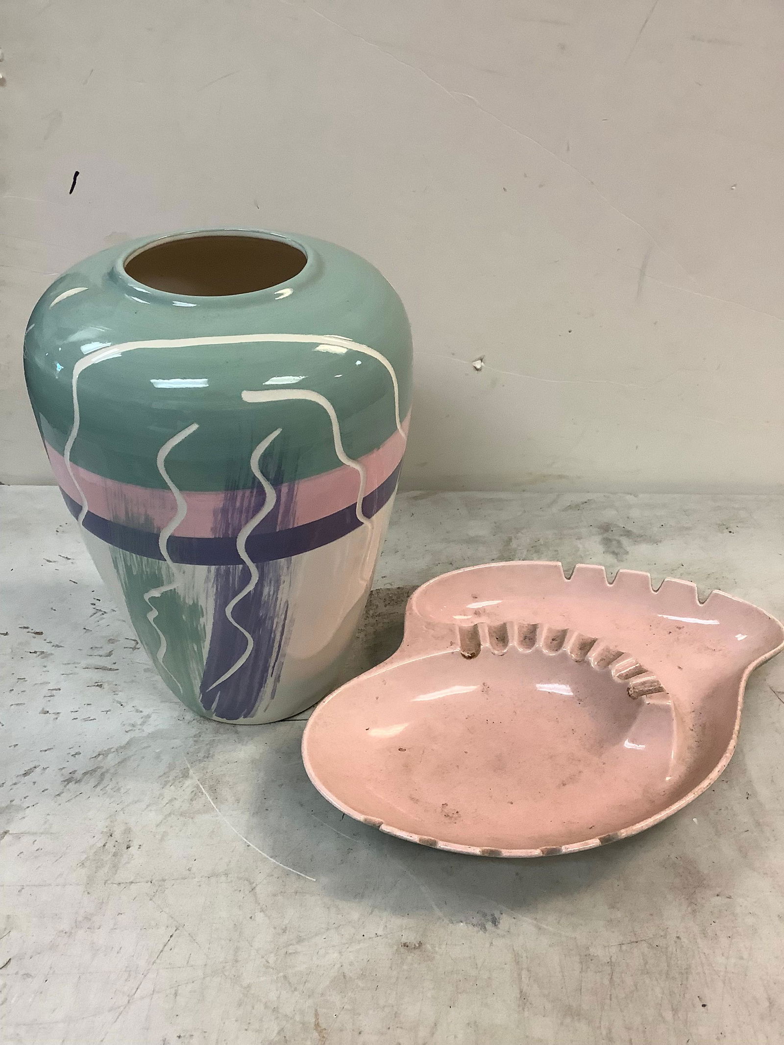 Royal  Haeger R1662 ash tray and ceramic vase 19.5 vase (1 of 1)