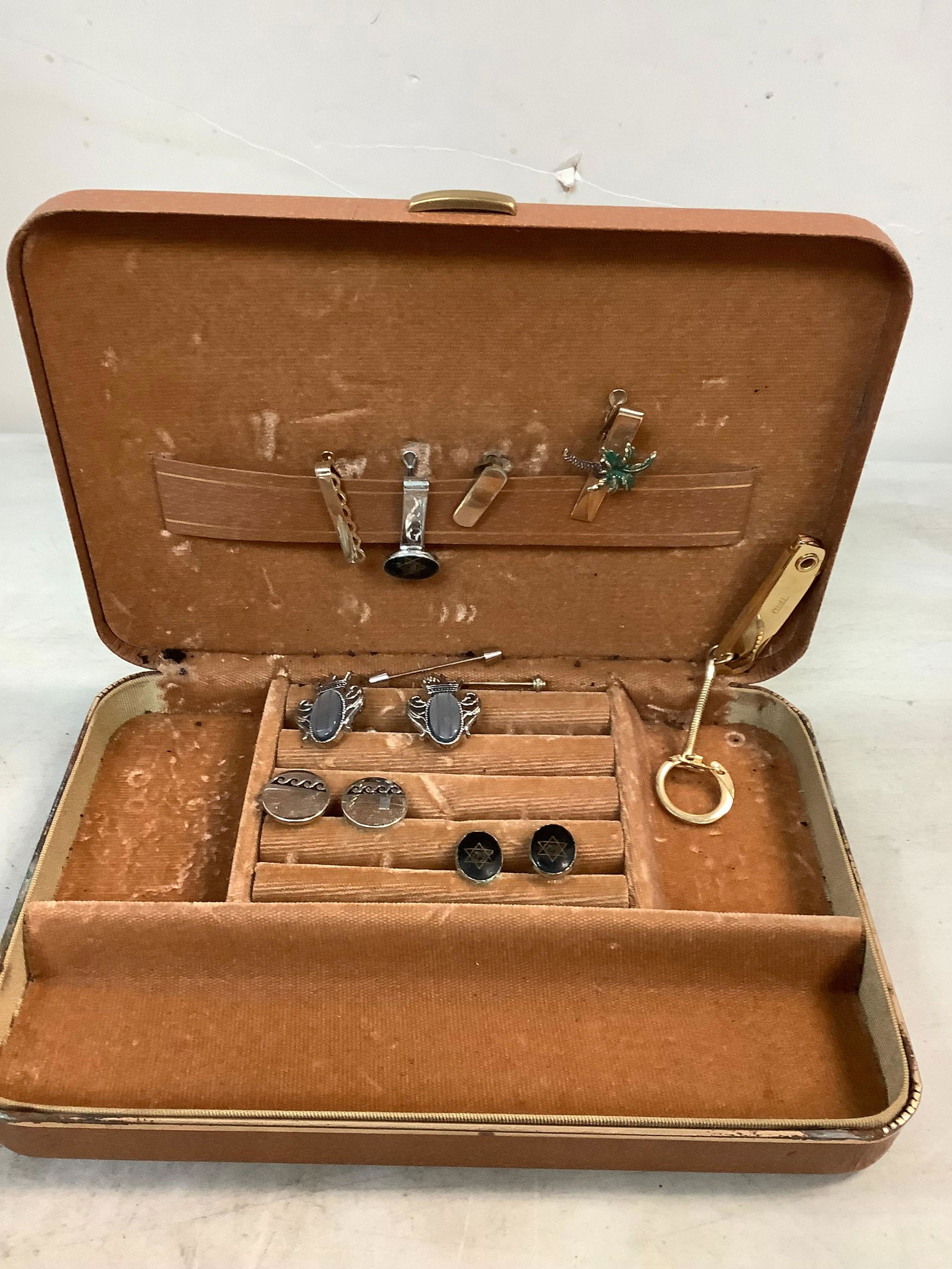 Lot of swank cufflinks and tie clips (1 of 1)