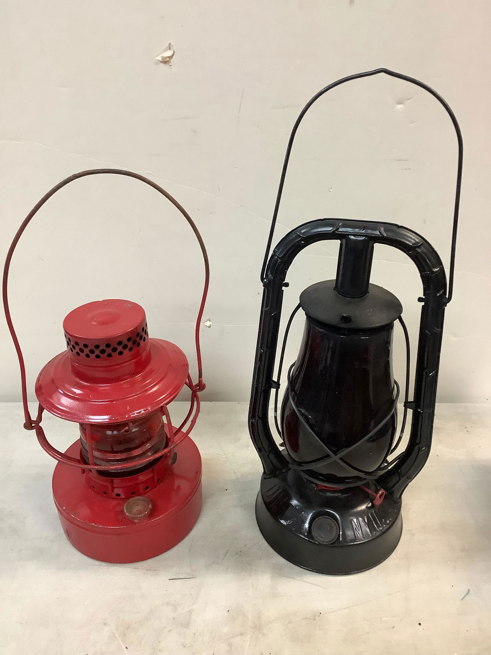 lot of vintage oil lanterns 14in tall: lot of vintage oil lanterns 14in tall