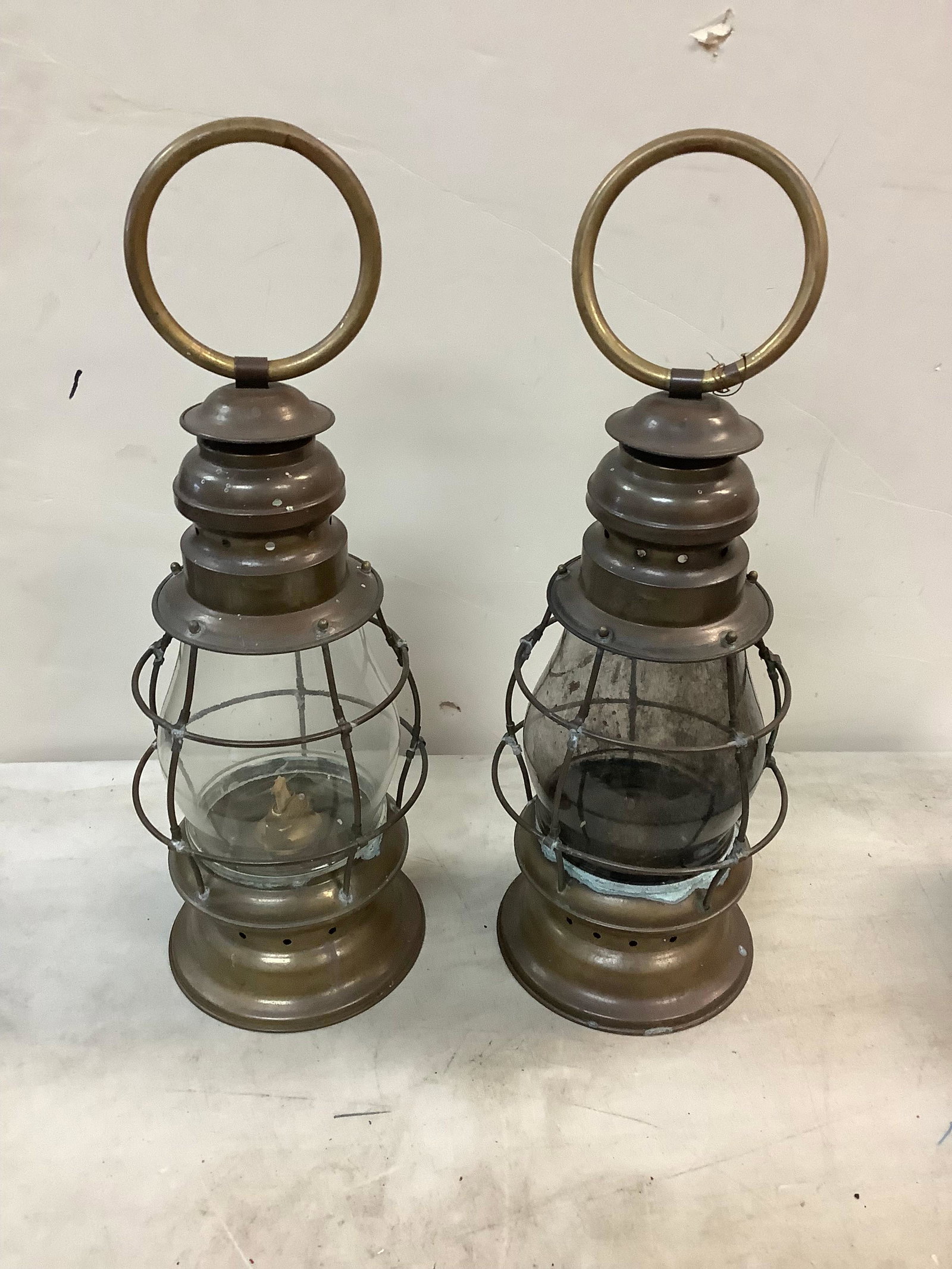 lot of vintage oil lanterns 13in tall: lot of vintage oil lanterns 13in tall