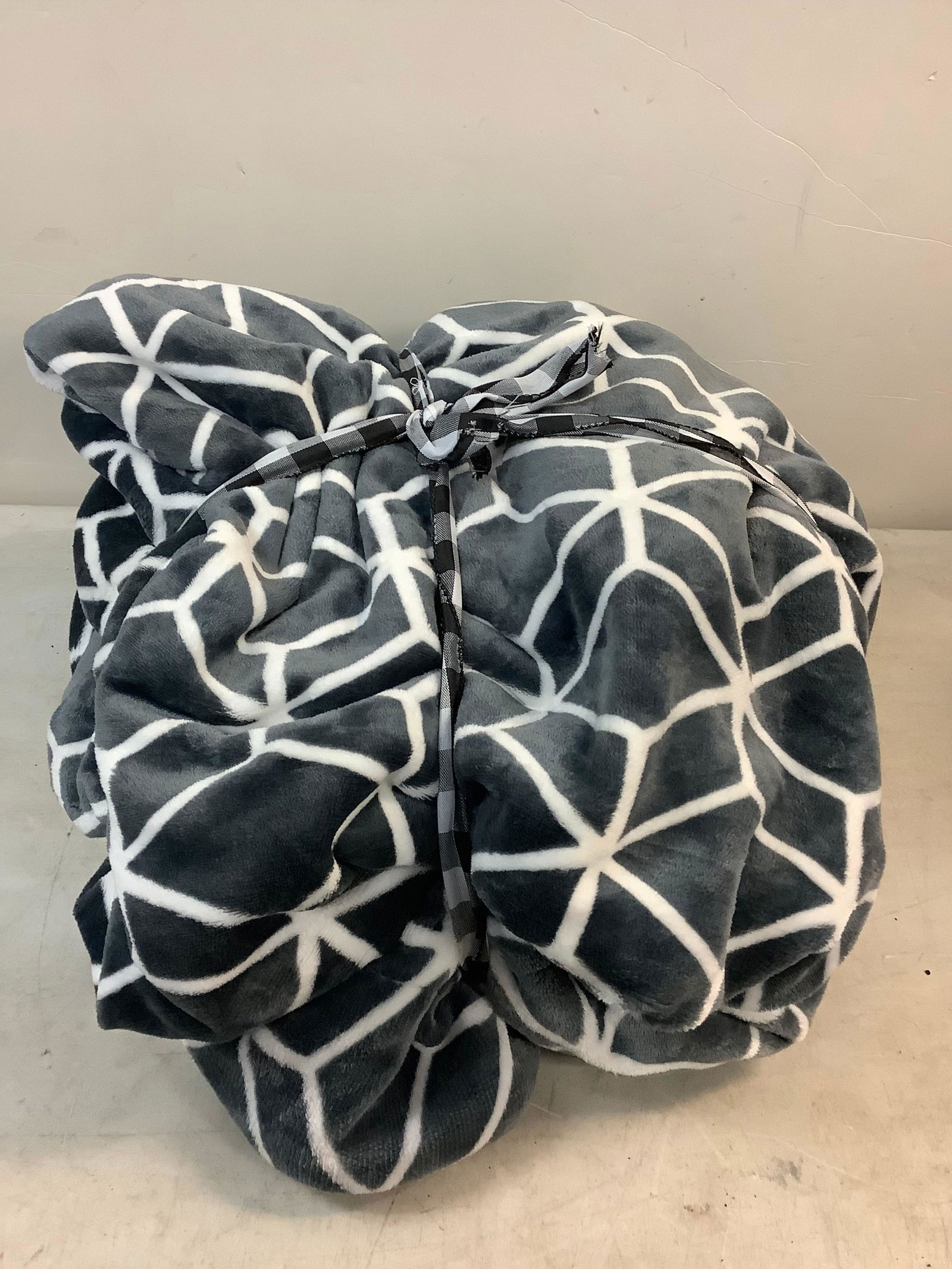 LIFE COMFORT 100% polyester queen sized throw blanket (1 of 1)