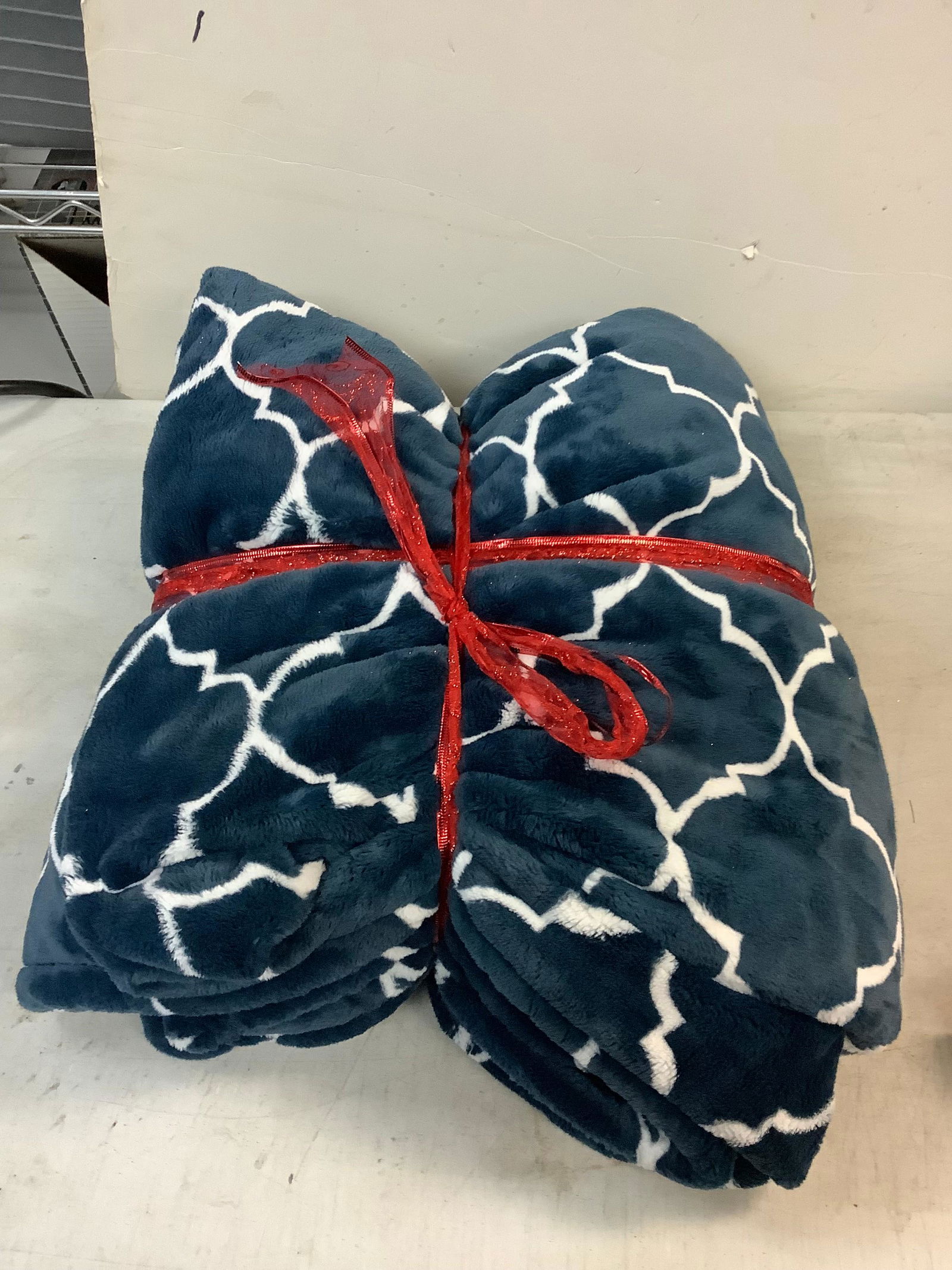 MONTE & JARDIN 100% polyester queen sized throw blanket (1 of 1)