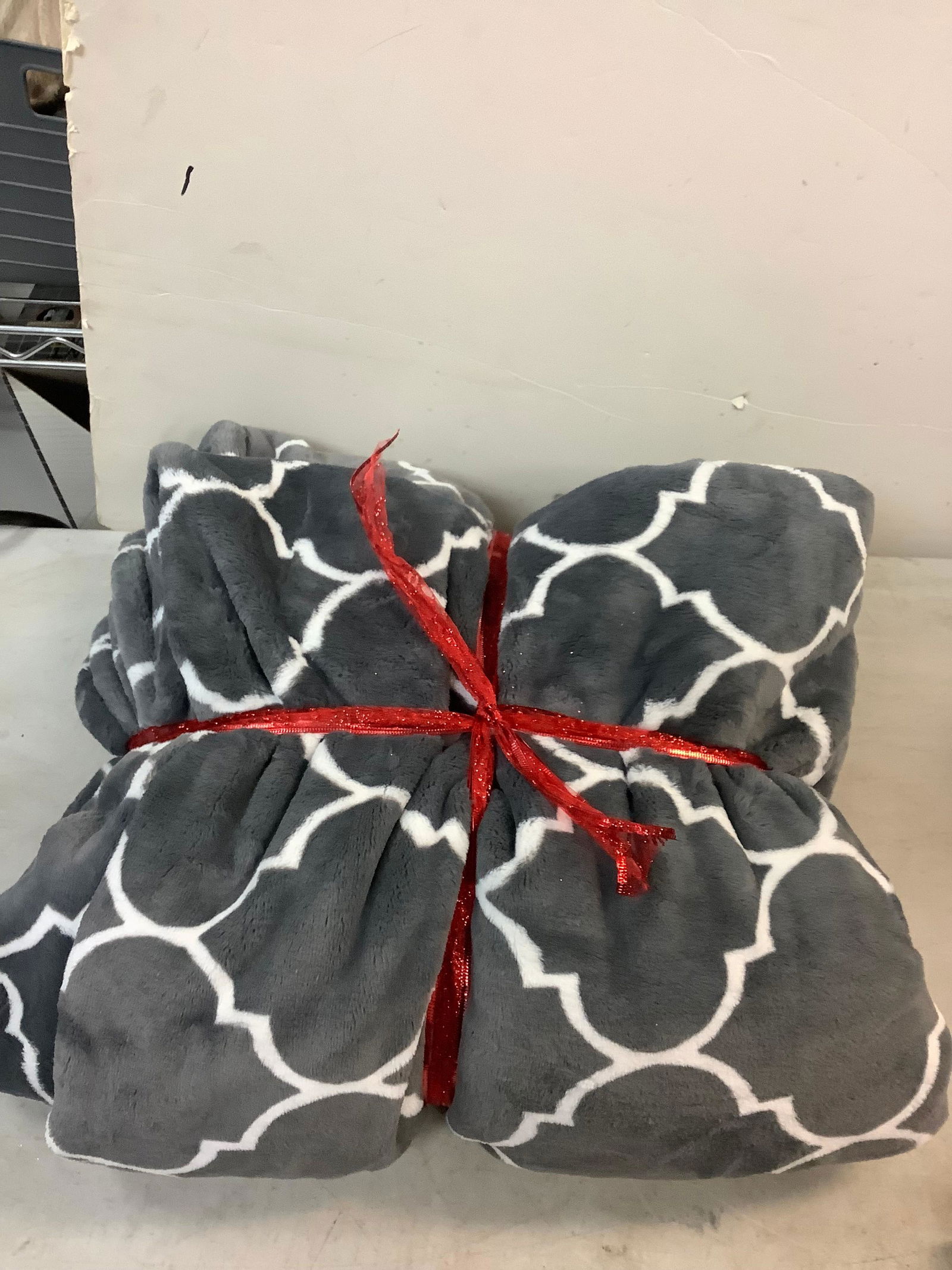 MONTE & JARDIN 100% polyester queen sized throw blanket (1 of 1)