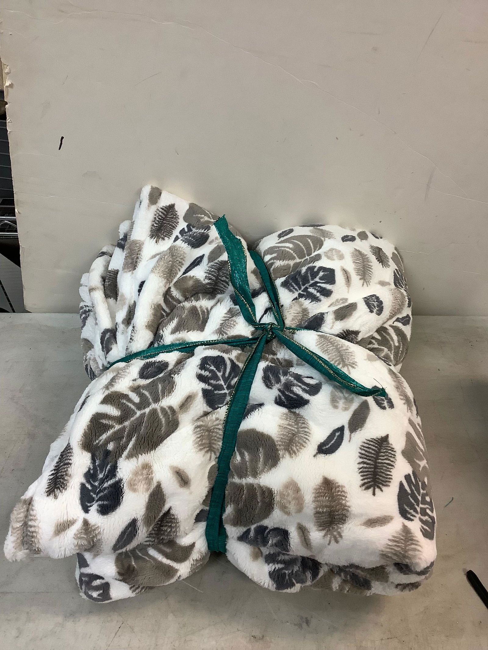 MONTE & JARDIN 100% polyester queen sized throw blanket (1 of 1)