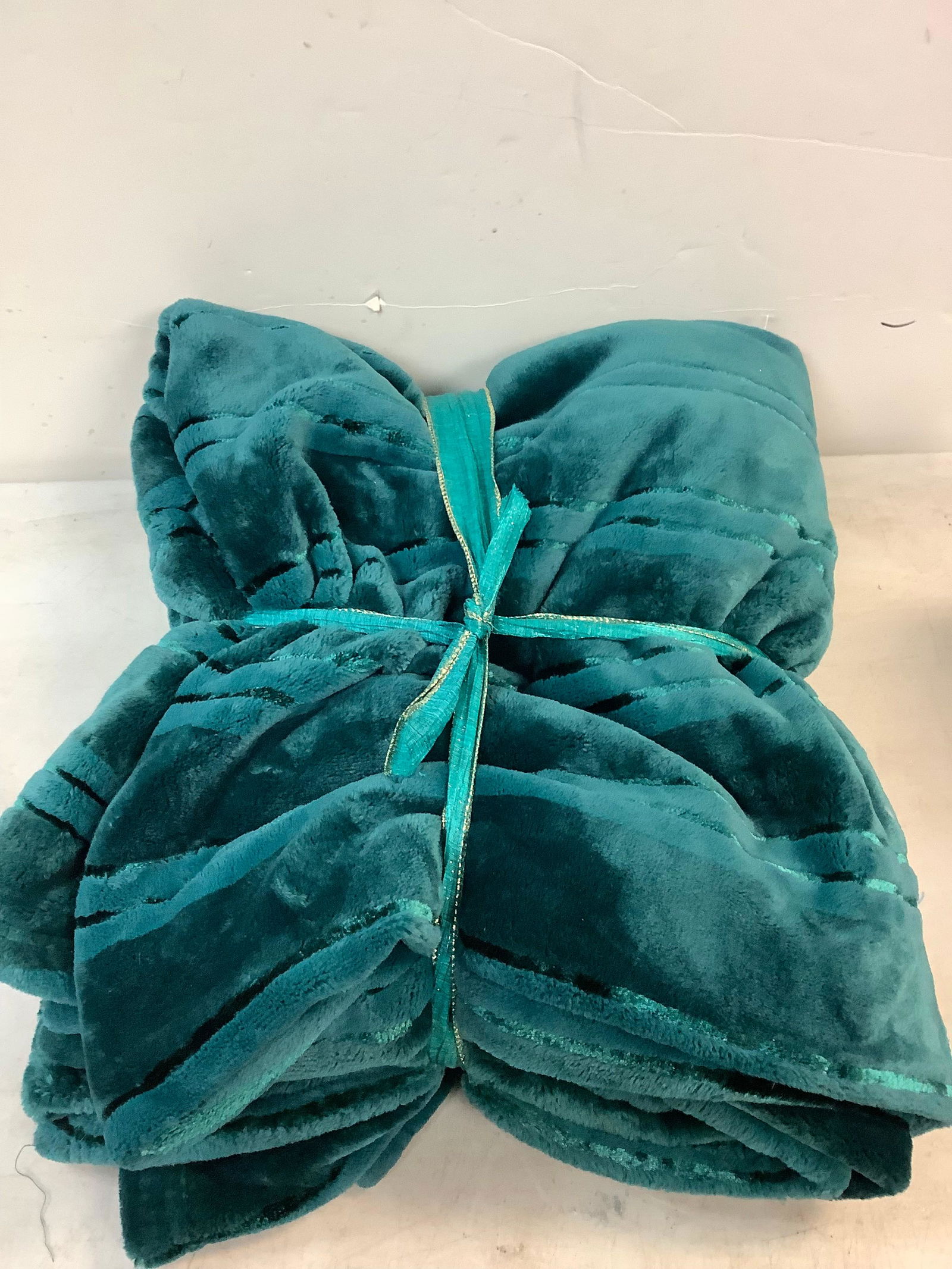LIFE COMFORT 100% polyester queen sized throw blanket (1 of 1)