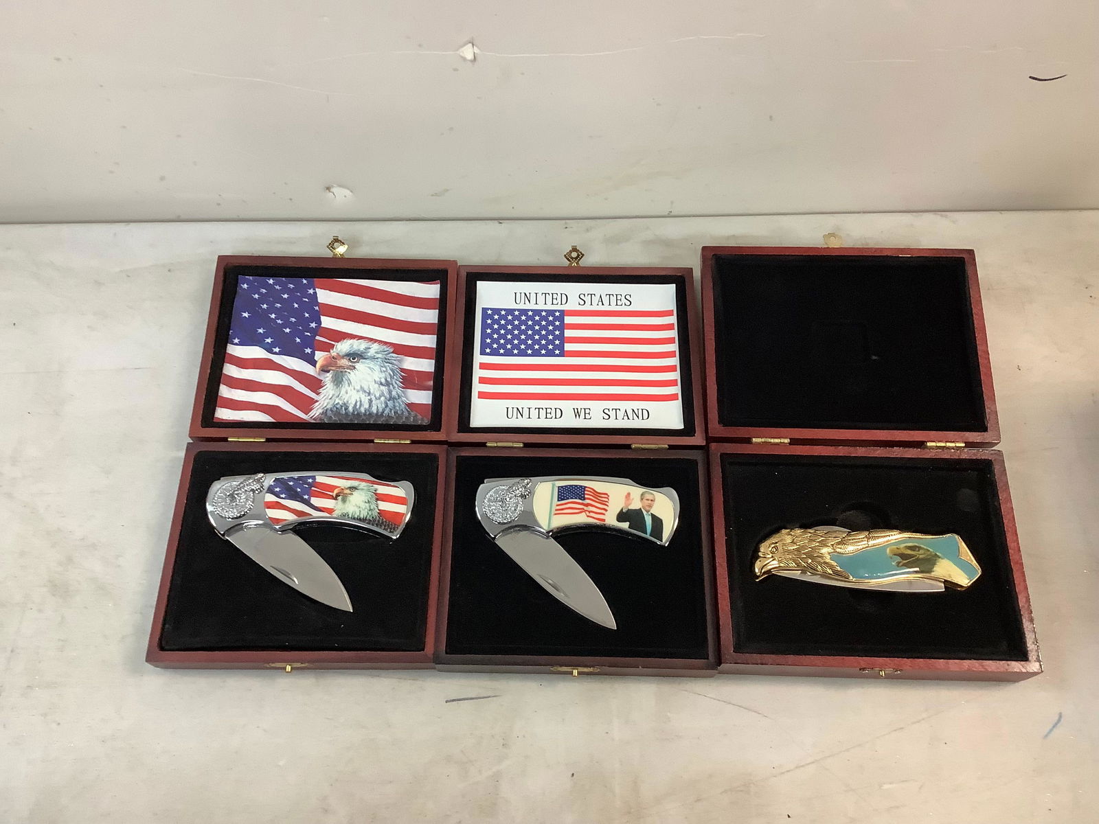 Lot of USA knives with designs in cases (1 of 1)
