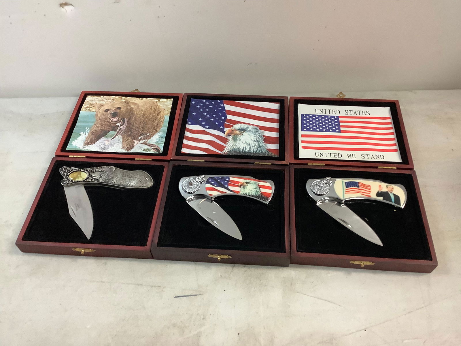 Lot of USA knives with eagle and bear designs in cases (1 of 1)