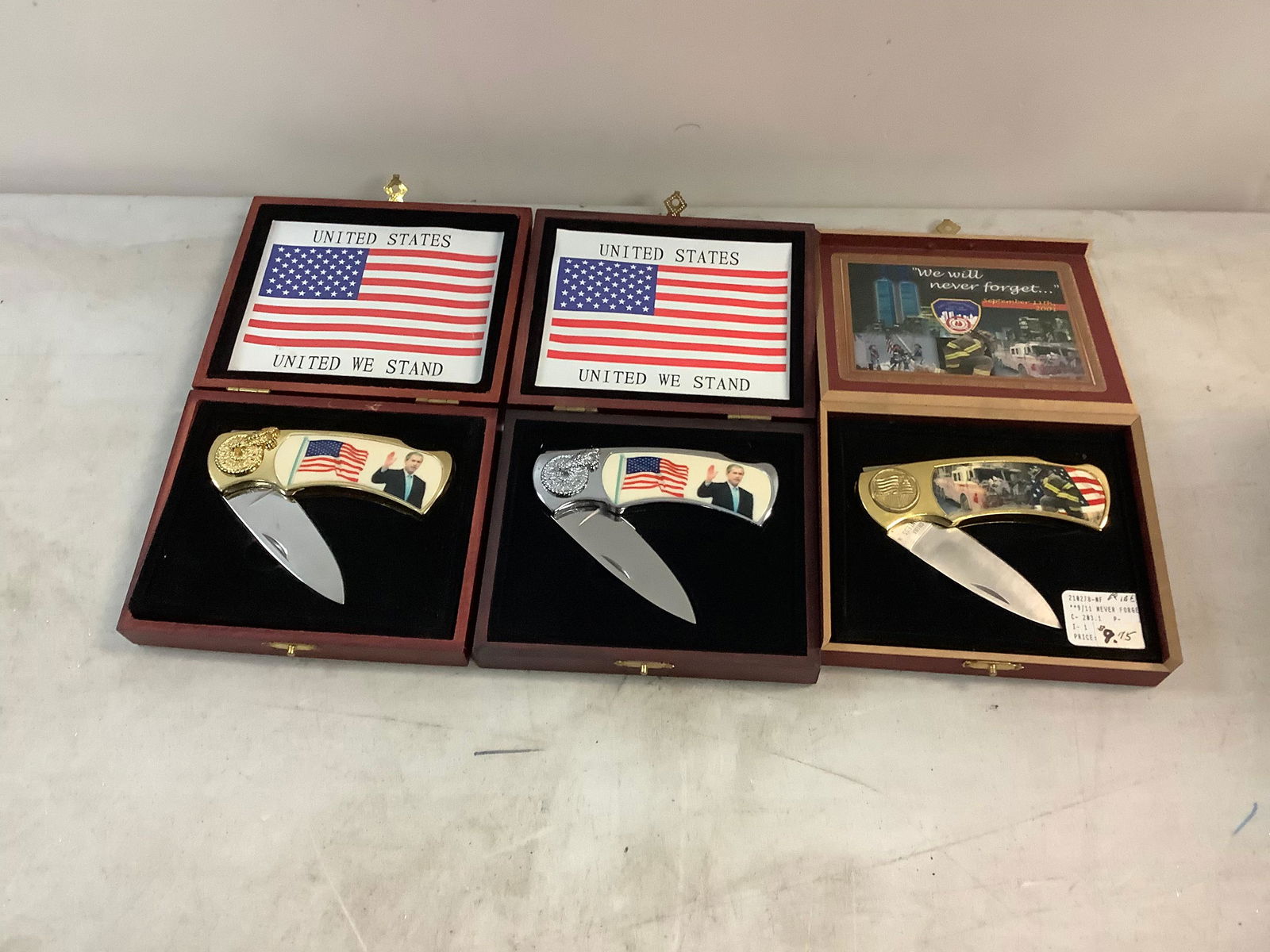 Lot of gold NYFD memorial knife and USA gold and silver knives in cases: Lot of gold NYFD memorial knife and USA gold and silver knives in cases