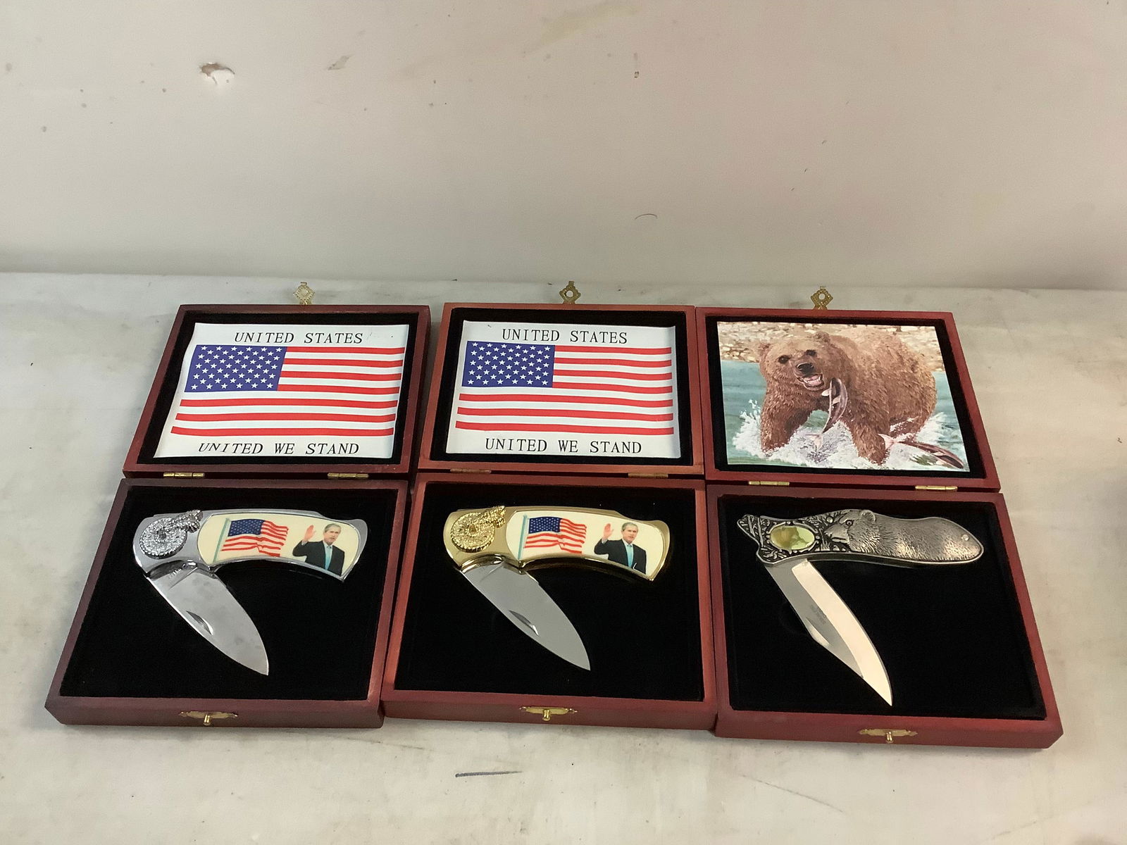 Lot of knives with bear and USA knives designs in cases (1 of 1)