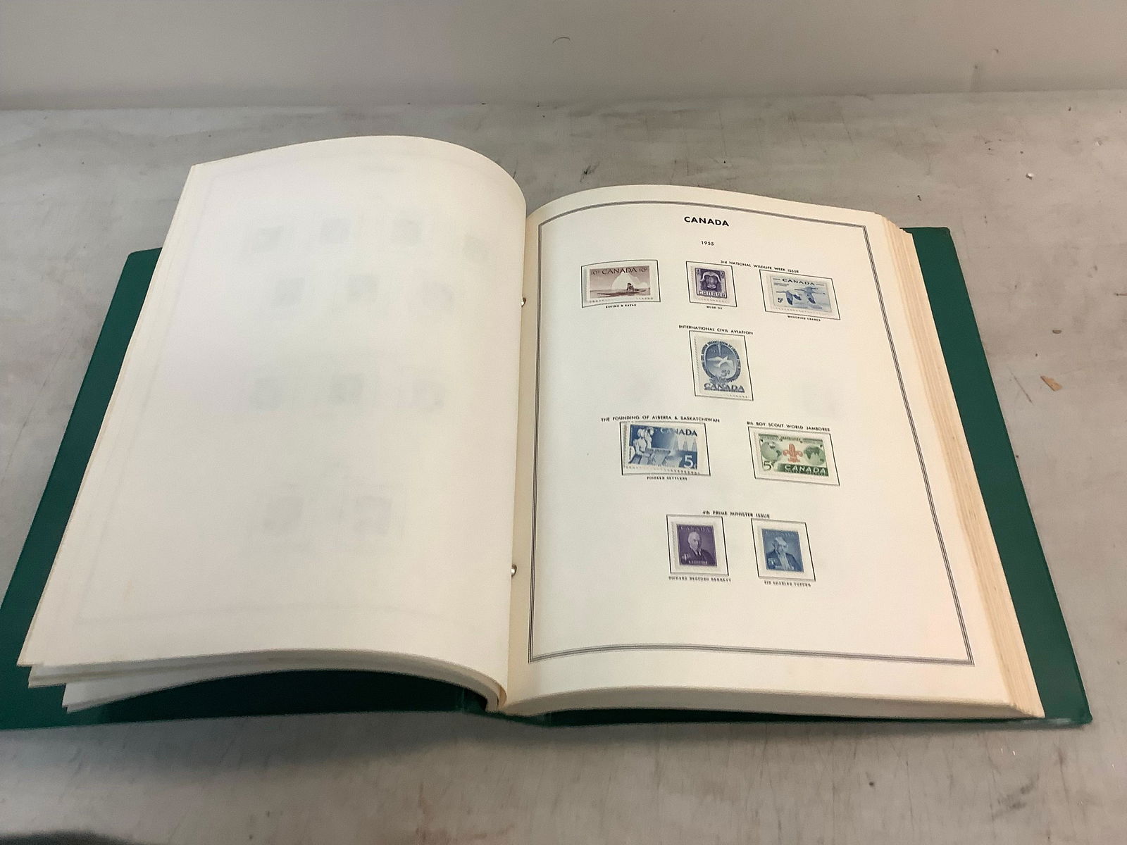 Lot of Canada and PROVINCES 401 stamps (1 of 1)