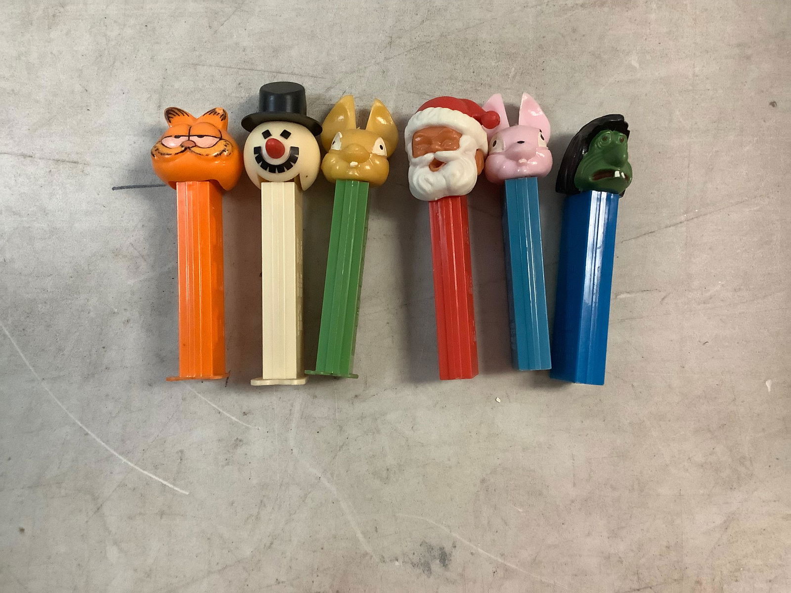 lot of vintage no feet pez dispensers: lot of vintage no feet pez dispensers