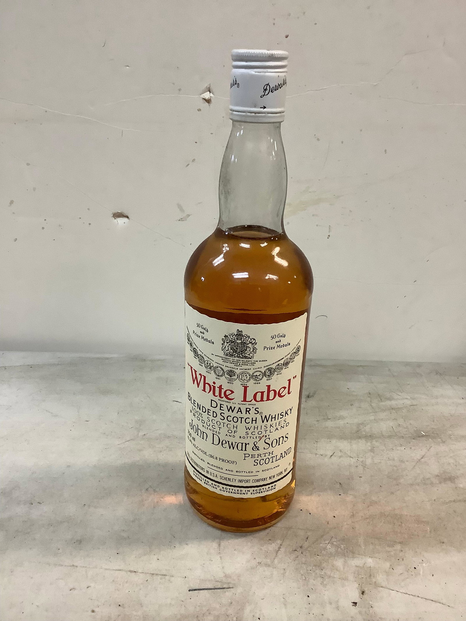 White Label DEWARD'S BLENDED SCOTCH WHISKEY sealed: White Label DEWARD'S BLENDED SCOTCH WHISKEY sealed