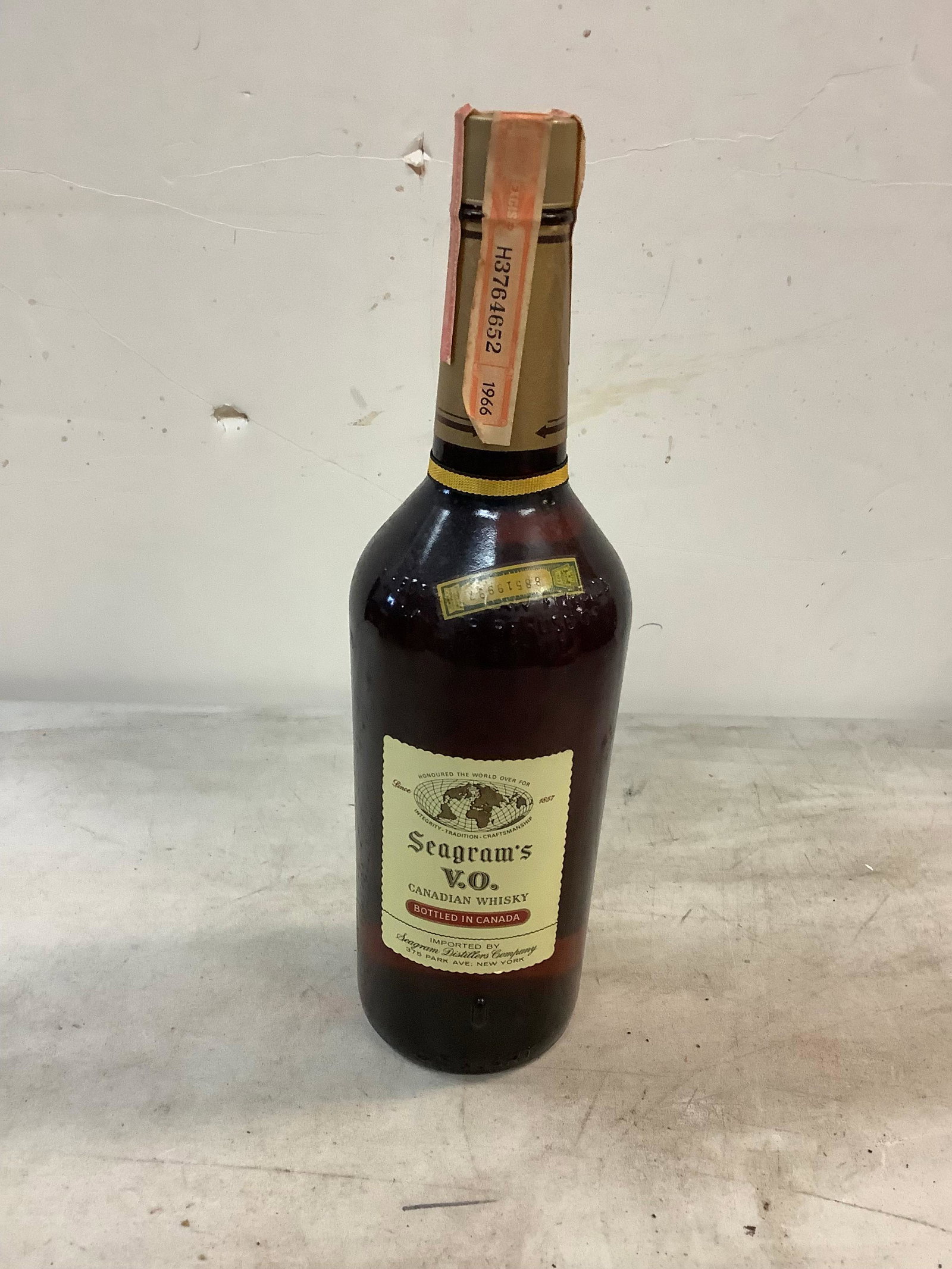 Seagram's V.O. CANADIAN WHISKEY sealed: Seagram's V.O. CANADIAN WHISKEY sealed