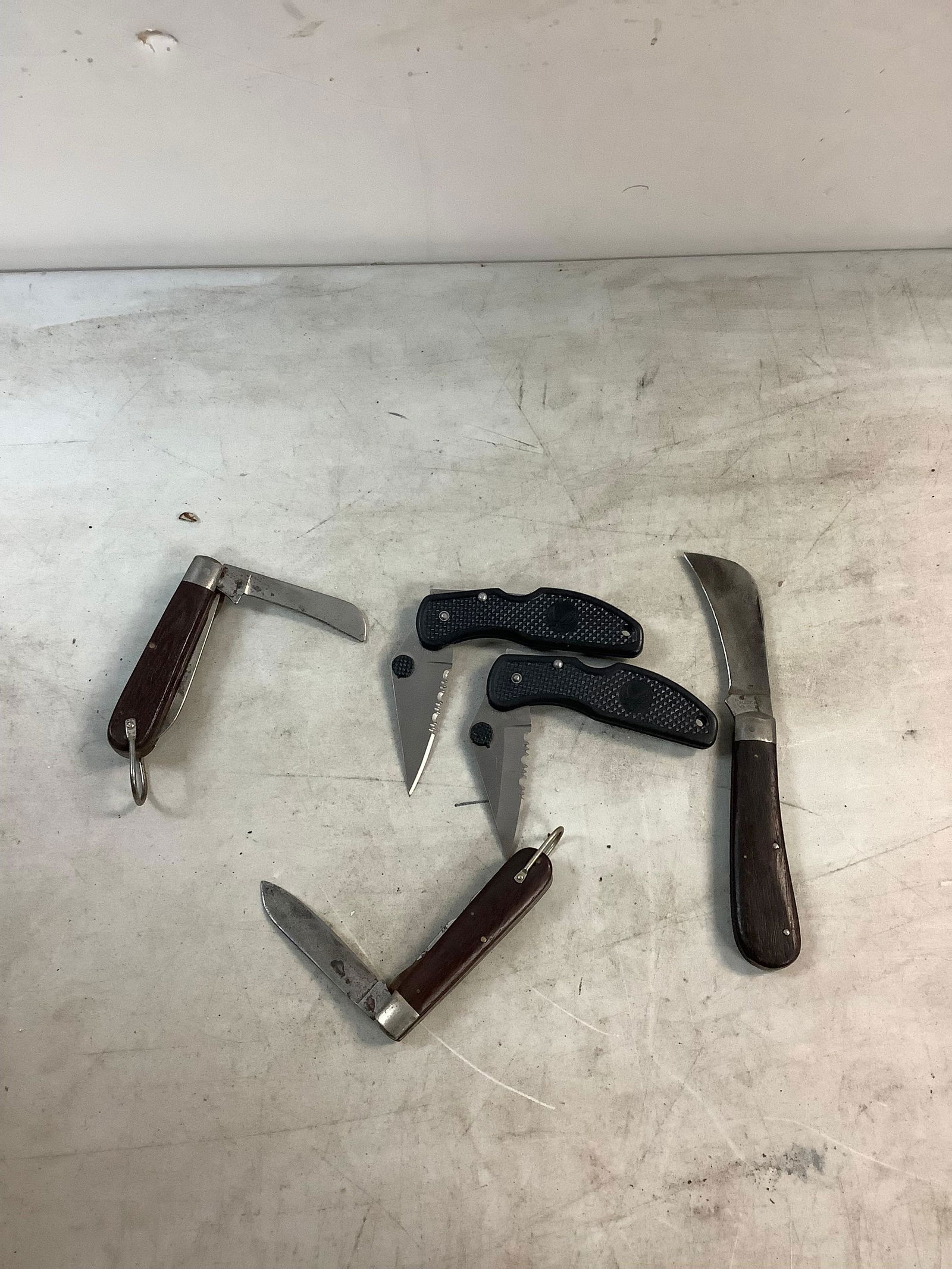 Lot of pocket knives and multitools (1 of 1)