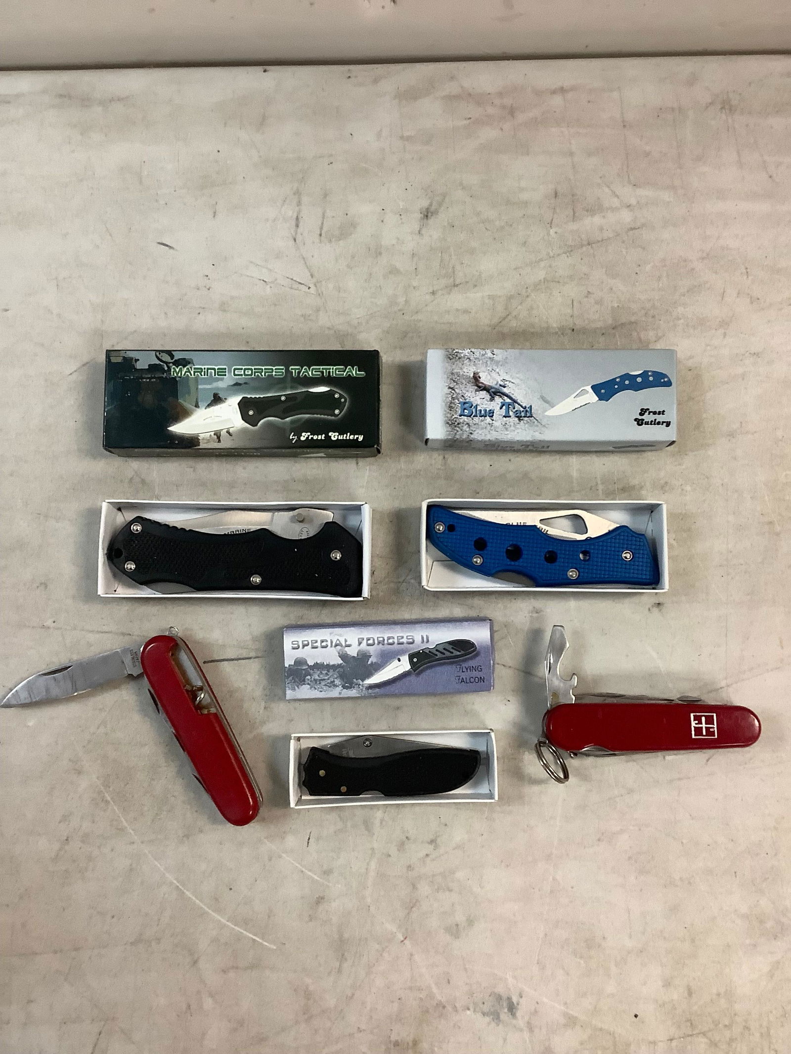 Lot of pocket knives and multitools (1 of 1)