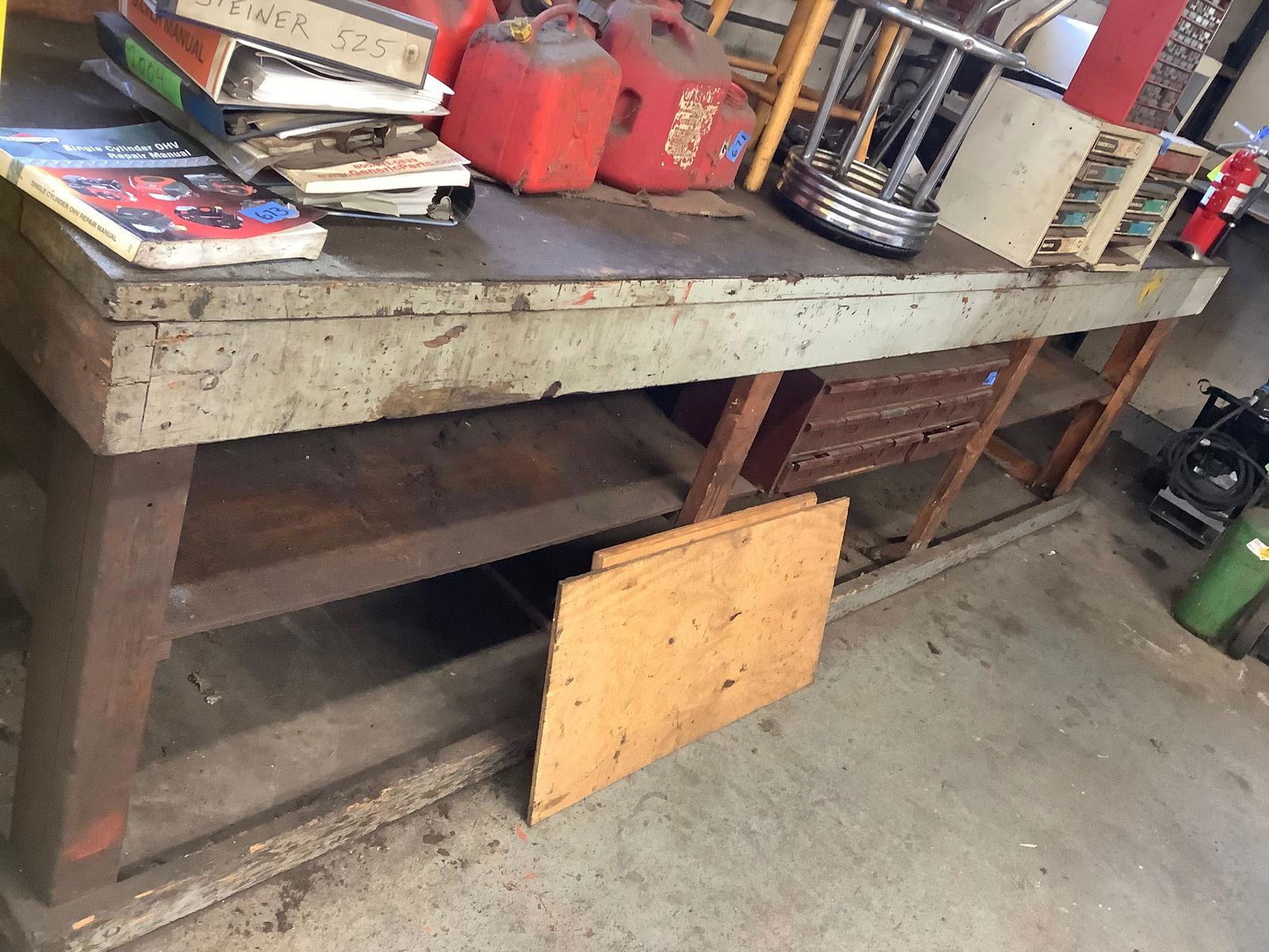 Large workbench no contents (1 of 1)