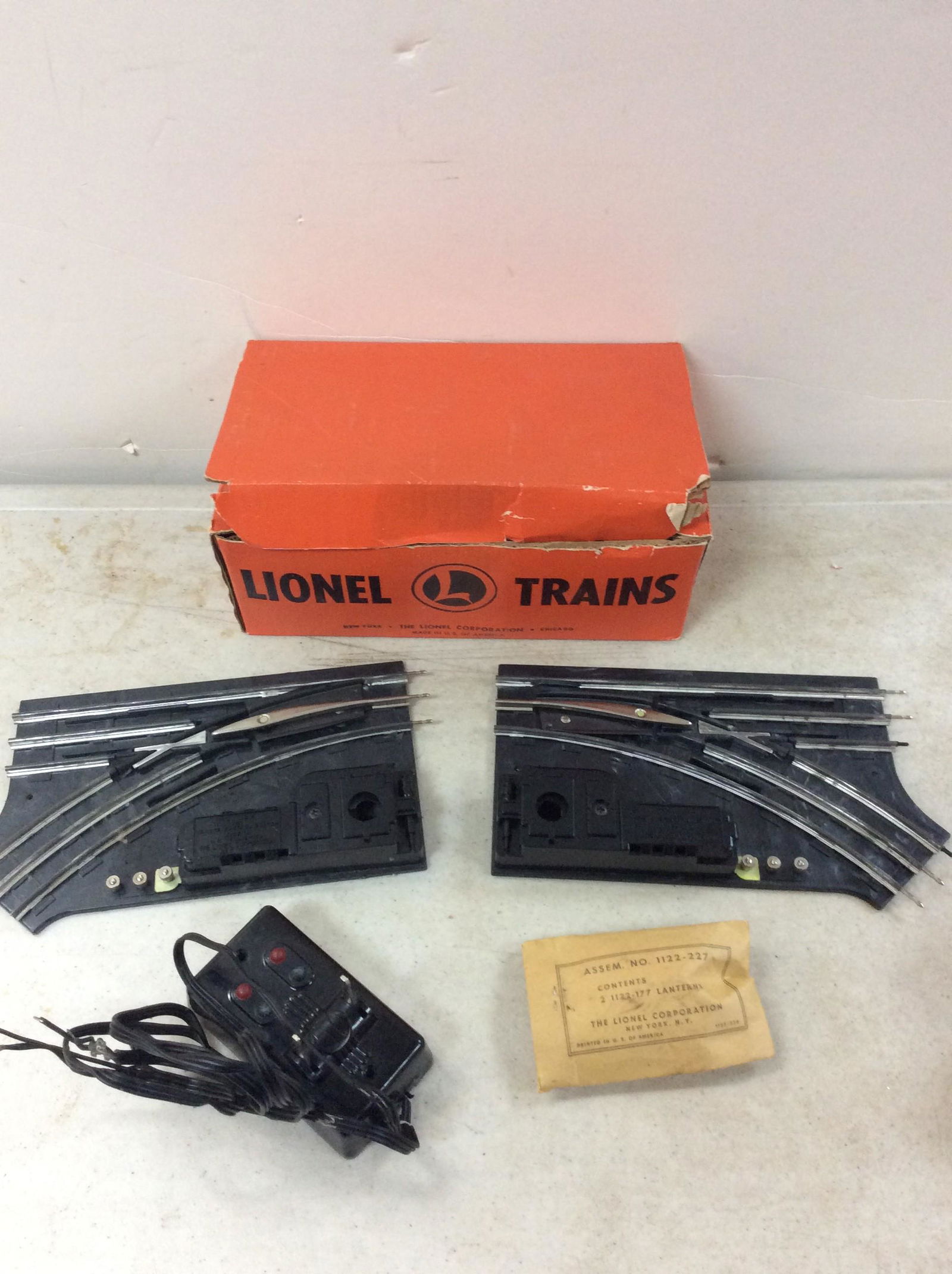 Lionel electric trains remote control non-derailing switches for â€˜027â€™ track 10.5â€™â€™x4â€™â€™ (1 of 1)