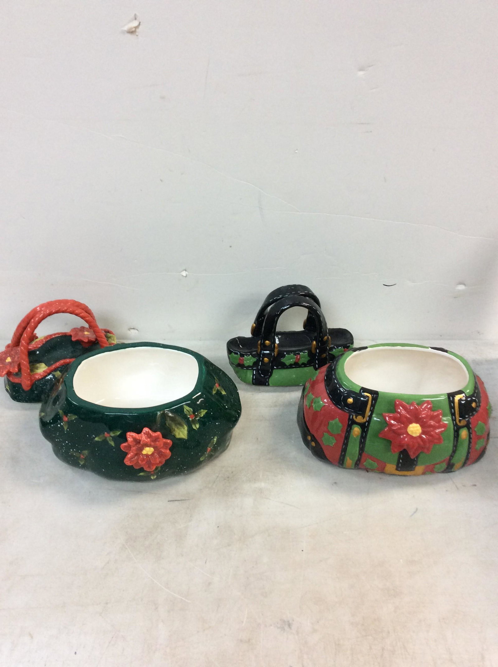Lot of ceramic christmas decorated cookie jars with lids (1 of 1)