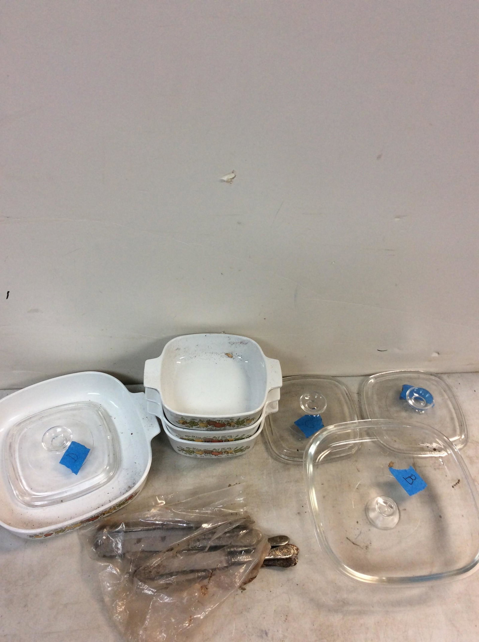 Corningware glass trays with lids (1 of 1)