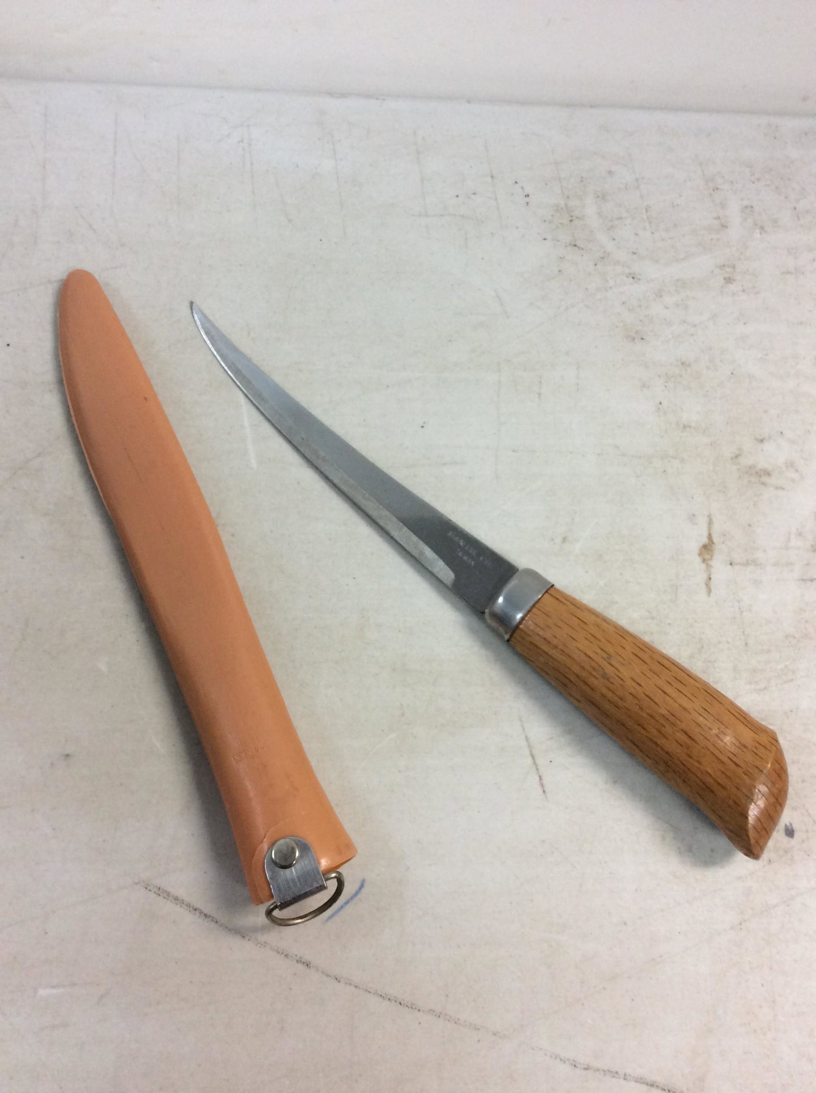 Stainless steel knife with cover from Taiwan (filet knife): Stainless steel knife with cover from Taiwan (filet knife)