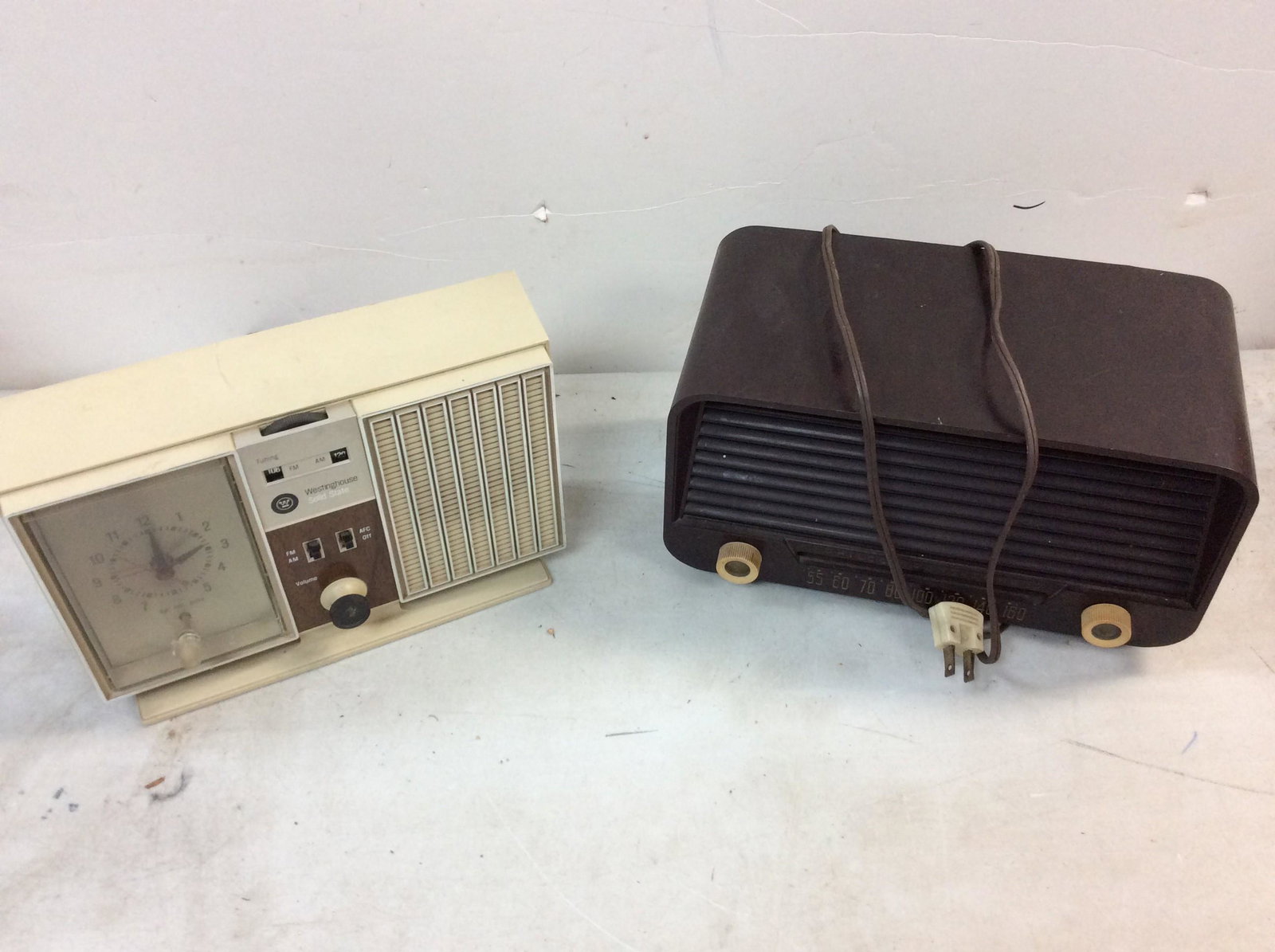 Lot of vintage clock and Westinghouse clock radio (1 of 1)