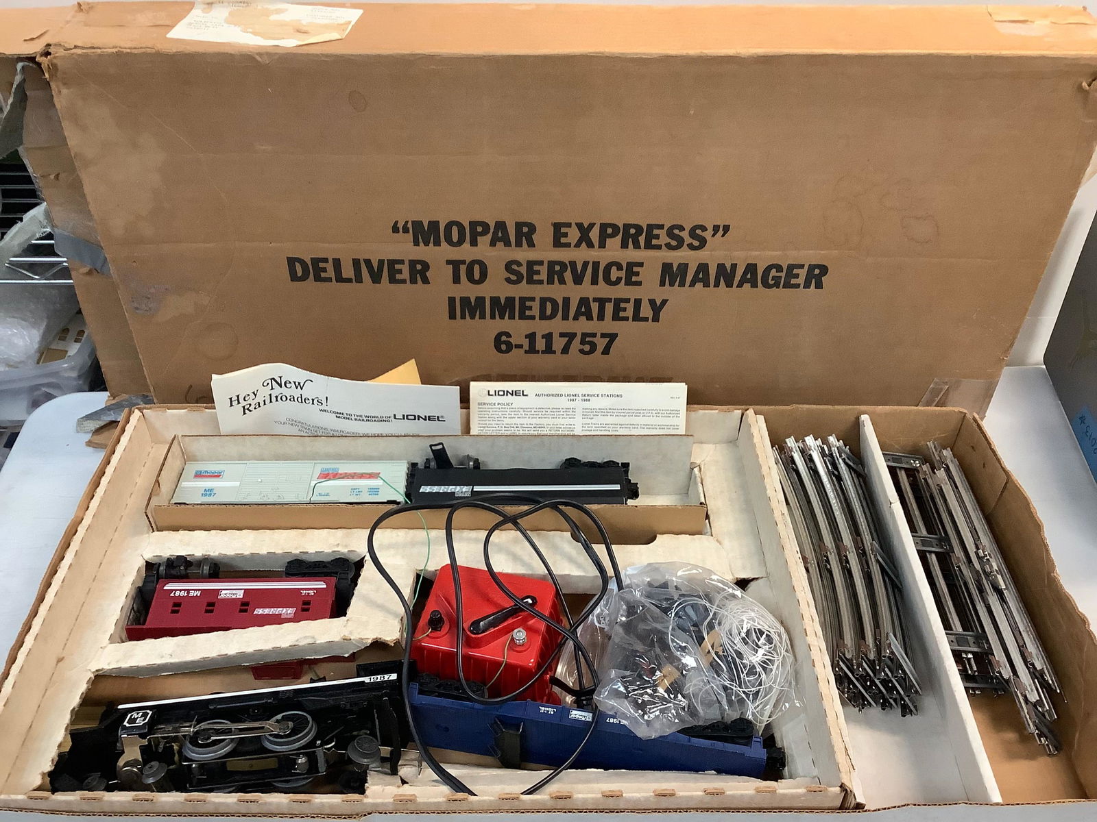 Mopar Express trains wired Lionel model, includes lamps, trackset and more (1 of 1)