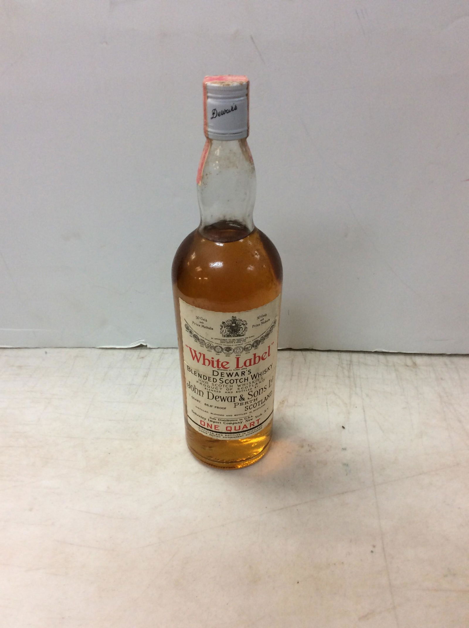 White label dewars blended scotch whiskey one quart 86.8 proof (1 of 1)
