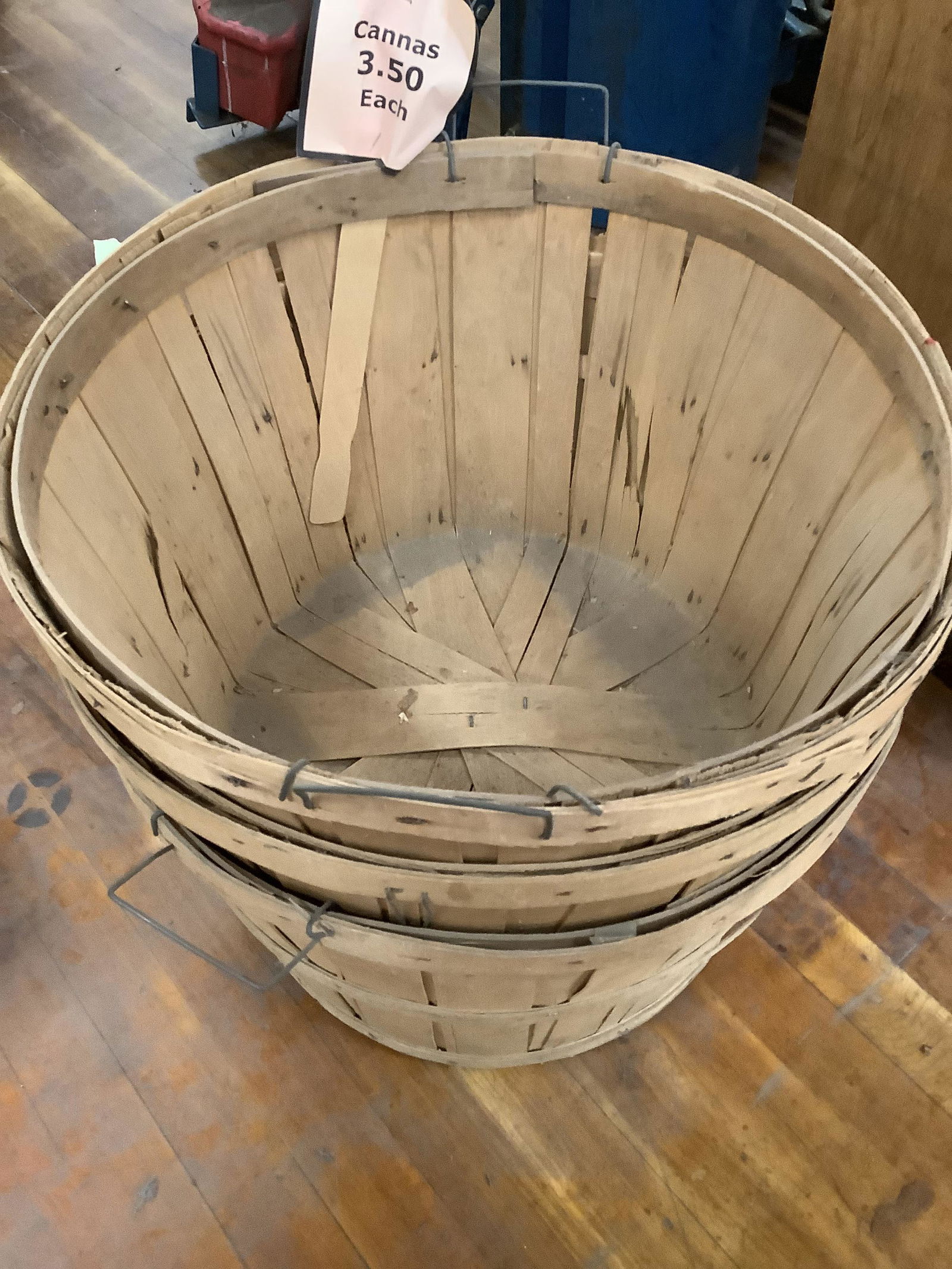 Lot of peach & fruit picking baskets (1 of 1)