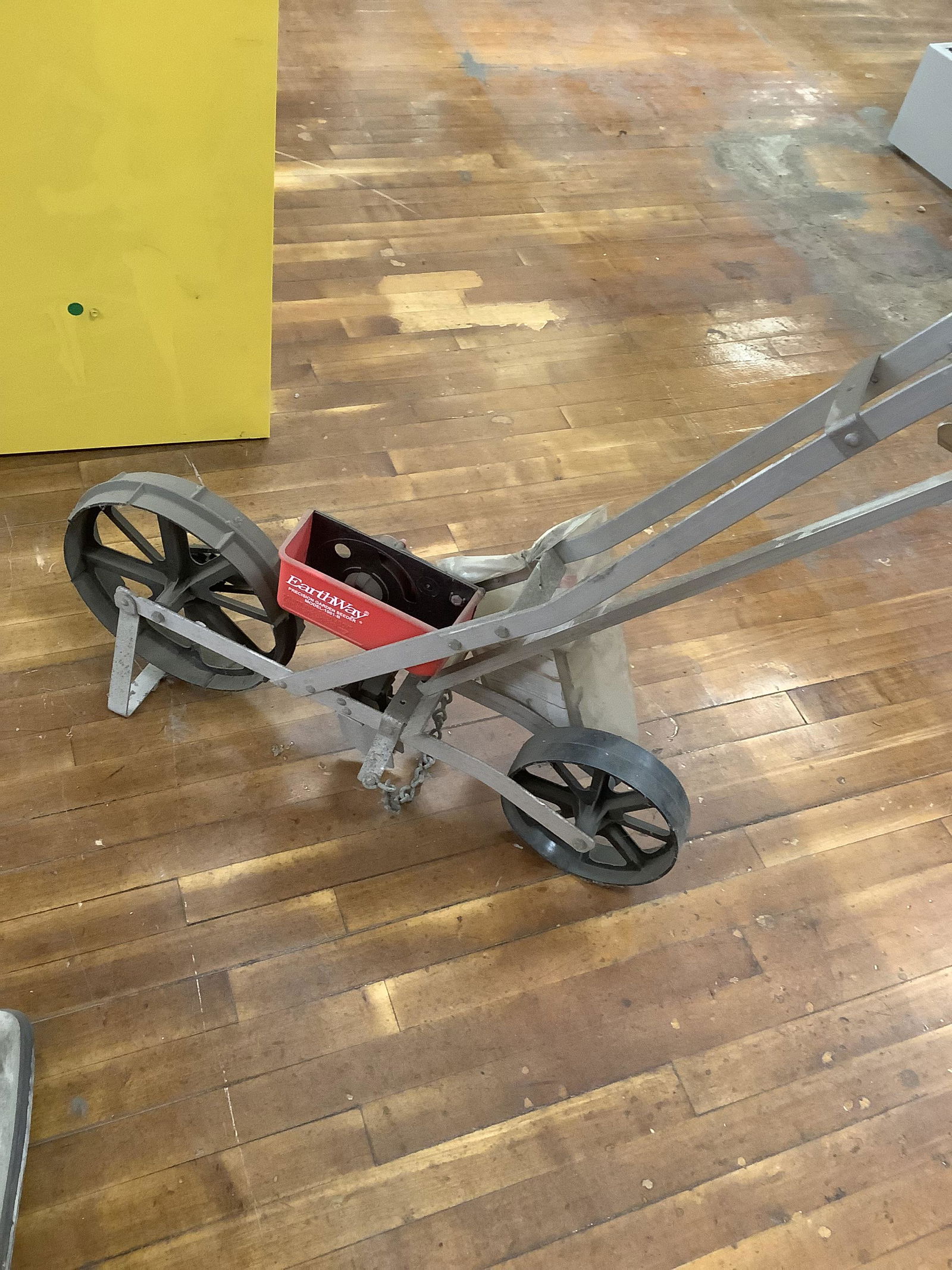 Earthway precision garden seeder model 1001-B (1 of 1)