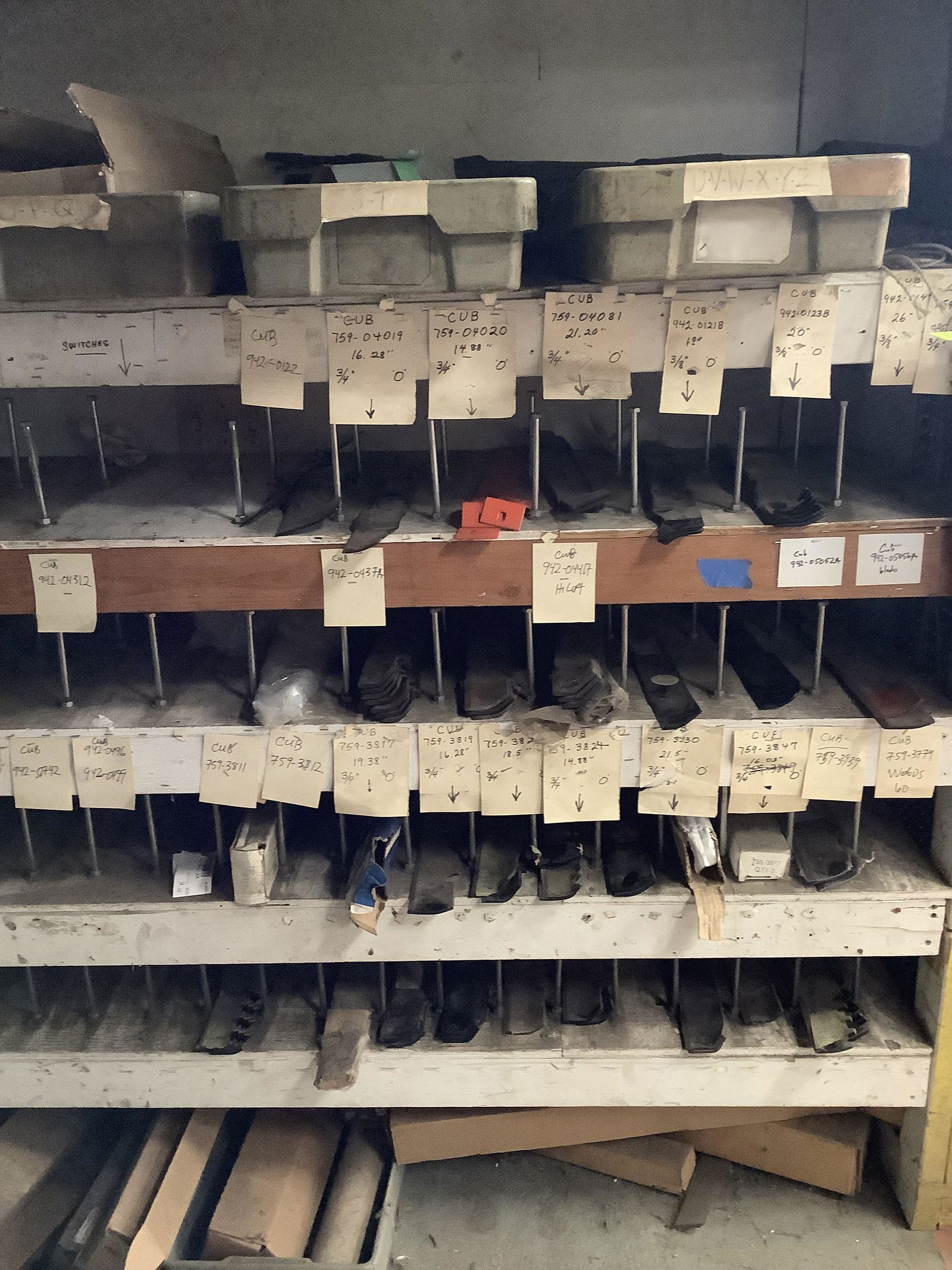 Lot of cub cadet and commercial mower blades (1 of 1)