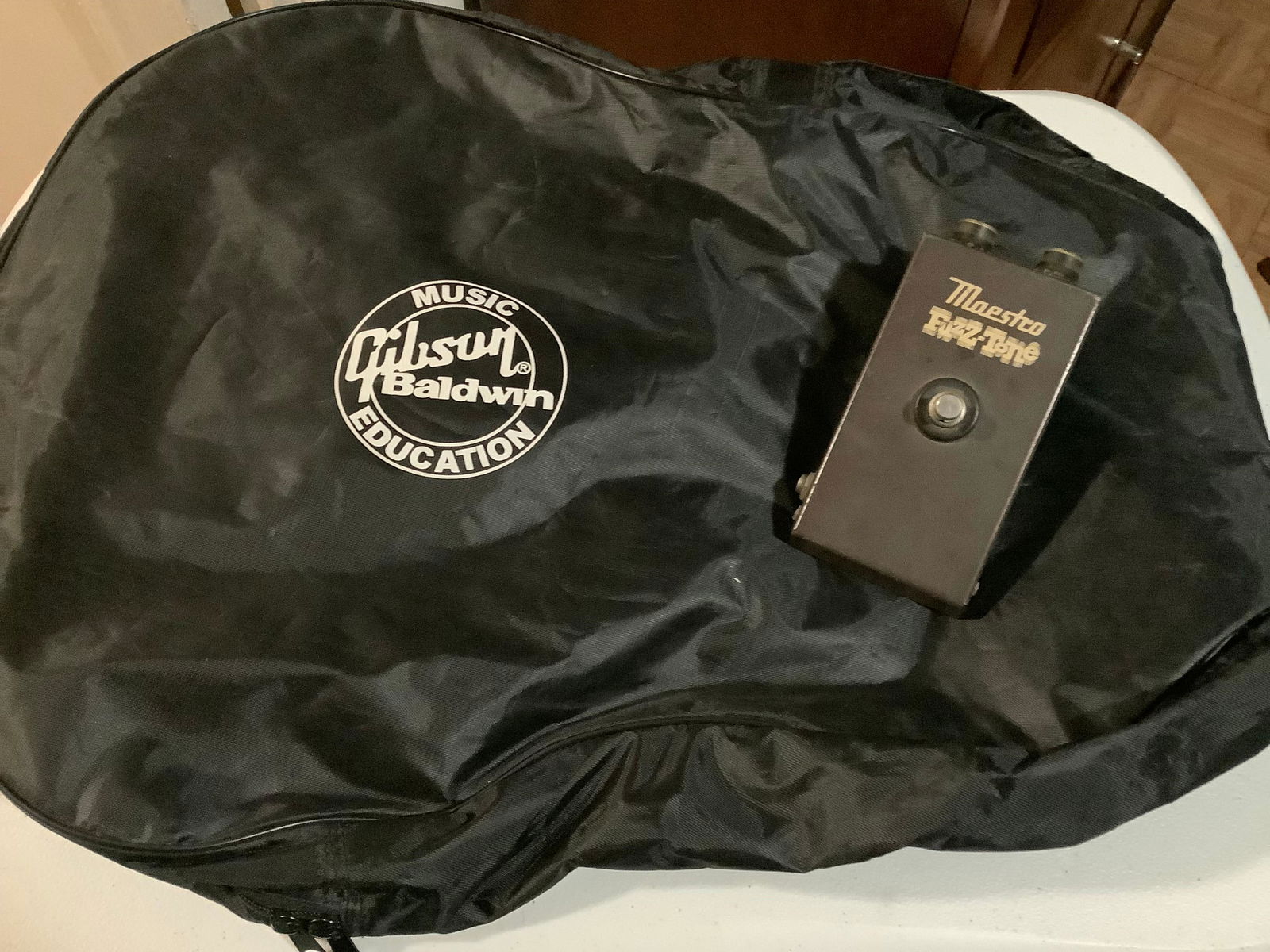 Gibson Amplifier Model FZ-1A and Gibson Guitar Bag (1 of 1)