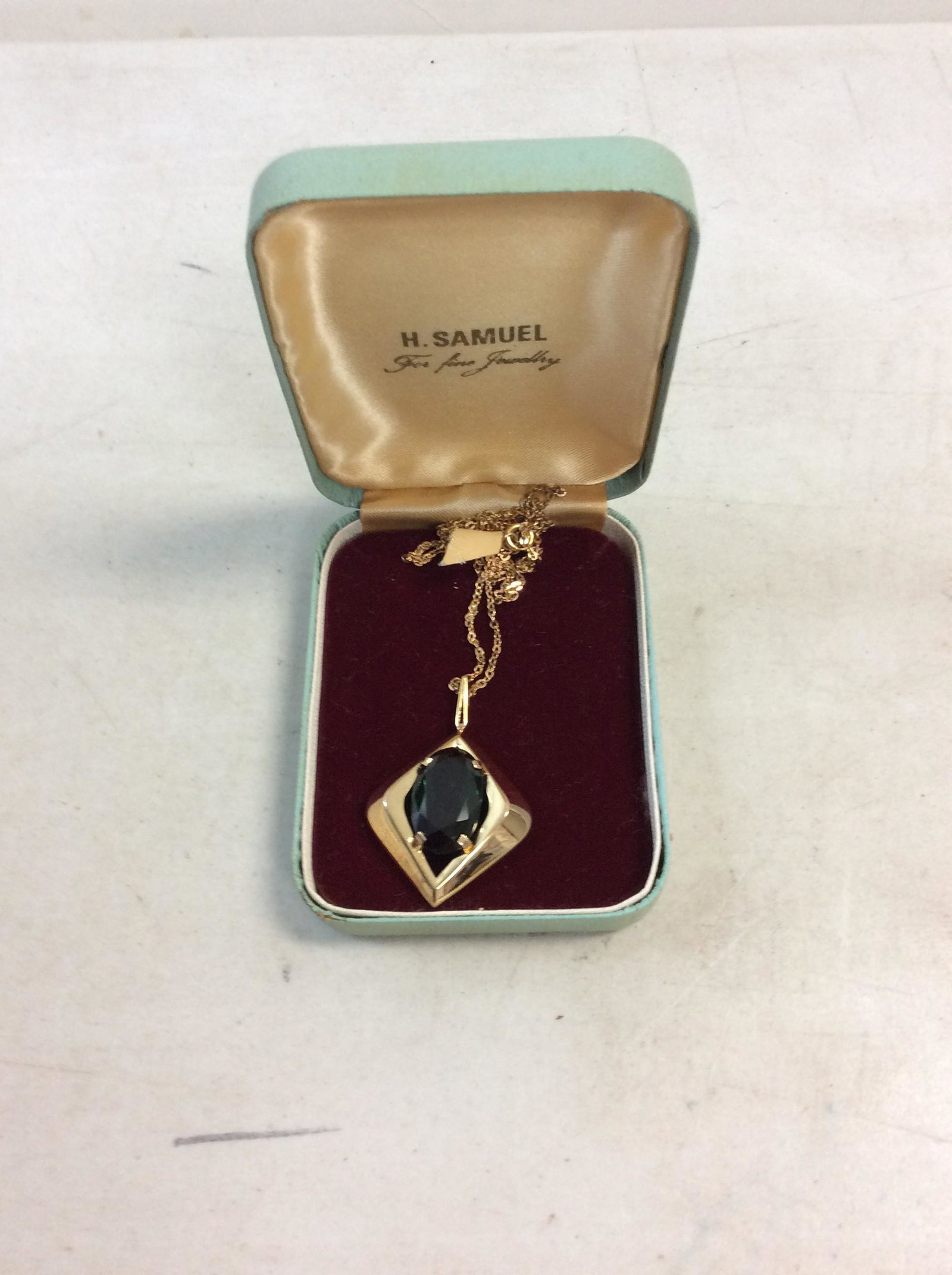 4.4 Gross Penny Weight w/ Stone 18K Chain & 18K Pendant w/ Tourmaline Semi Precious Stone: 4.4 Gross Penny Weight w/ Stone 18K Chain & 18K Pendant w/ Tourmaline Semi Precious Stone
