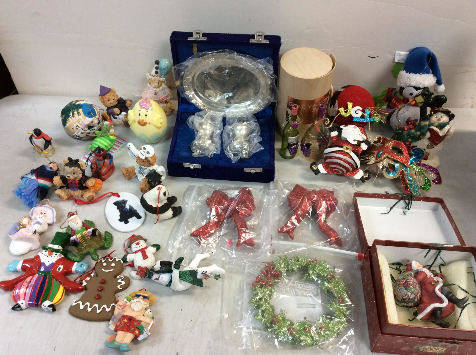 Lot of Christmas tree ornaments: Lot of Christmas tree ornaments