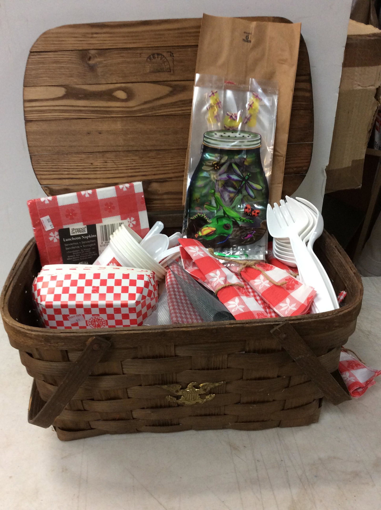 Wicker picnic basket with picnic supplies: Wicker picnic basket with picnic supplies
