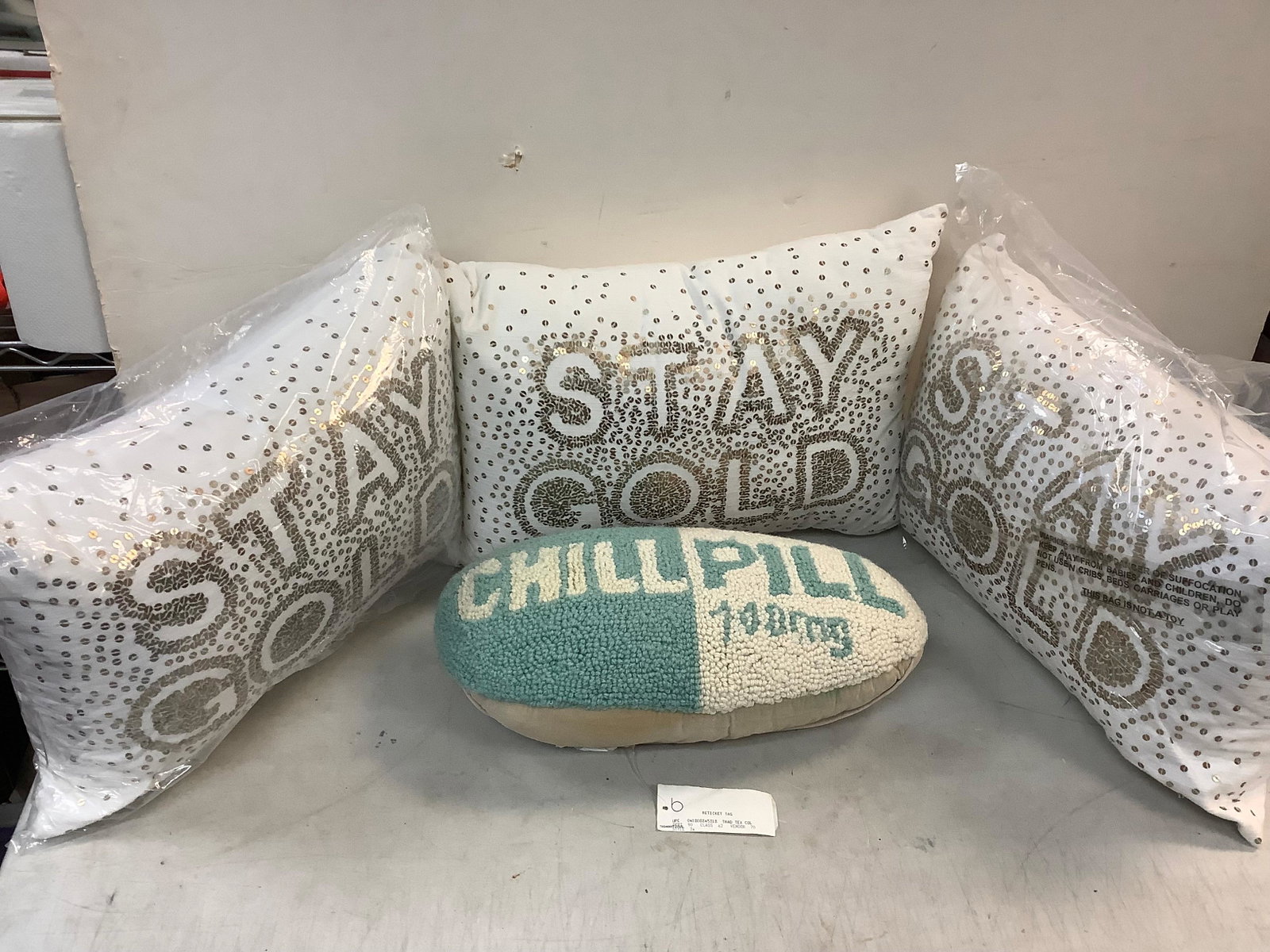 Lot of decorative pillows: Lot of decorative pillows