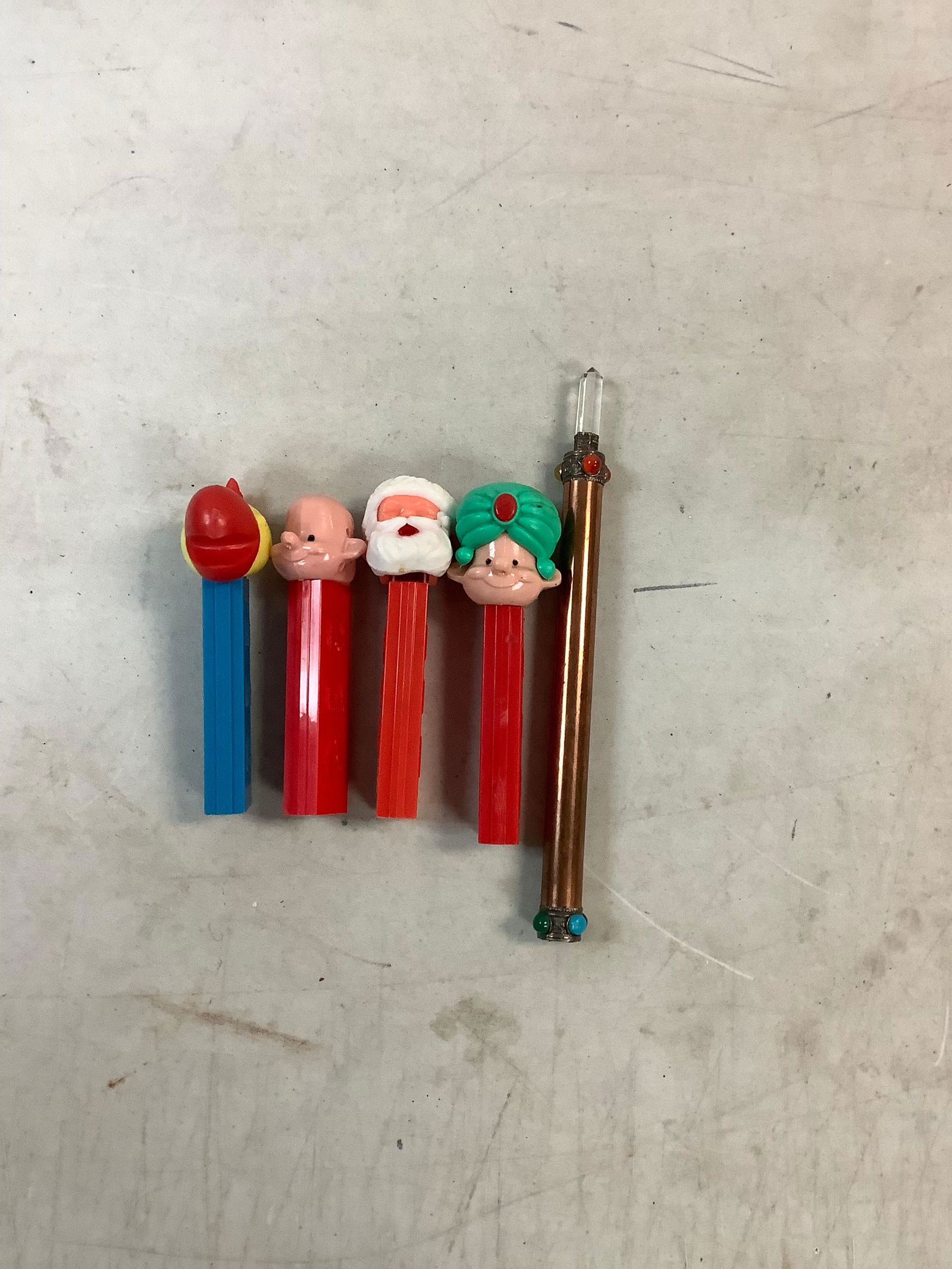 Lot of footless PEZ dispensers and more: Lot of footless PEZ dispensers and more