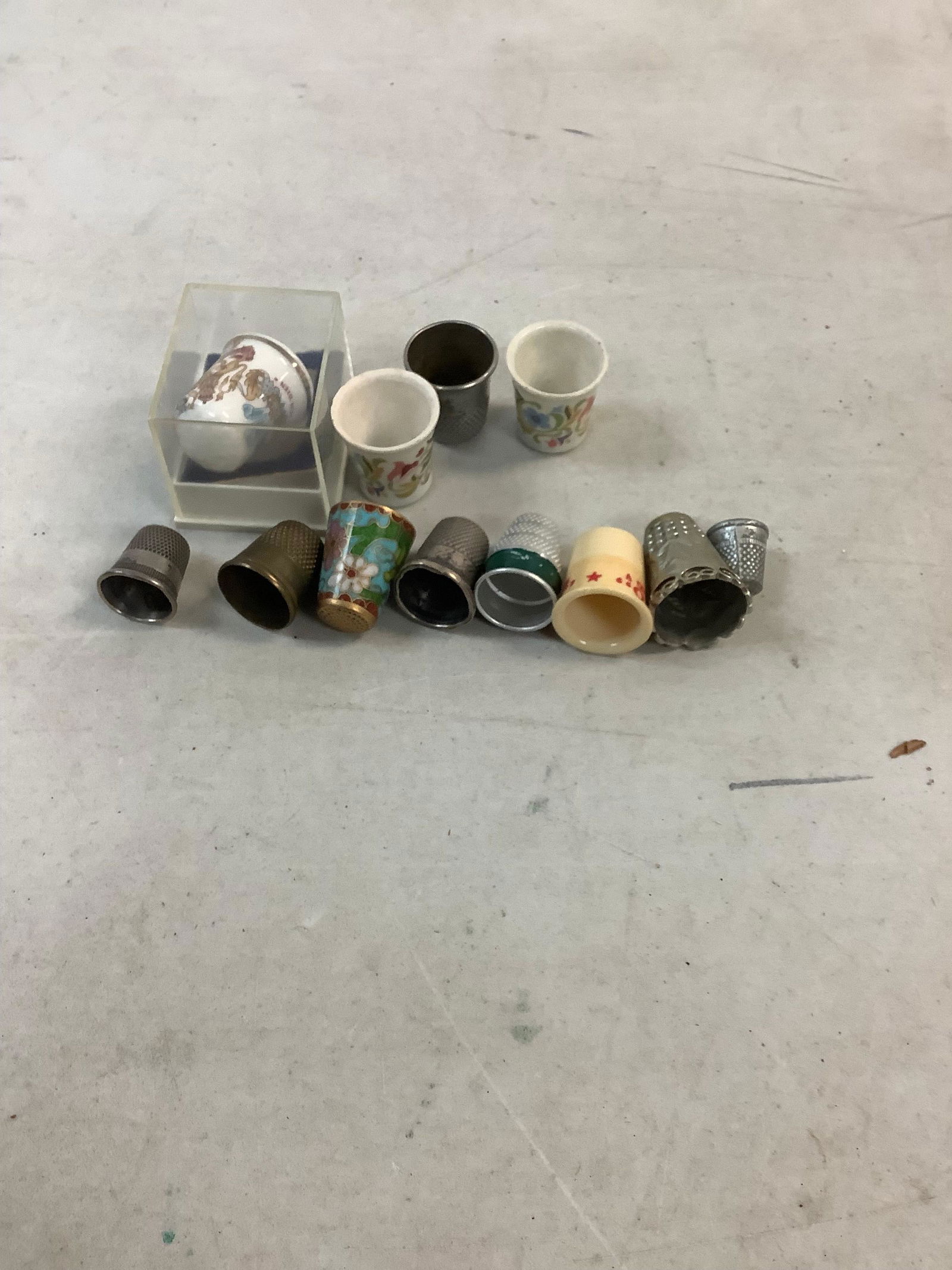Lot of thimbles of various sizes and designs: Lot of thimbles of various sizes and designs