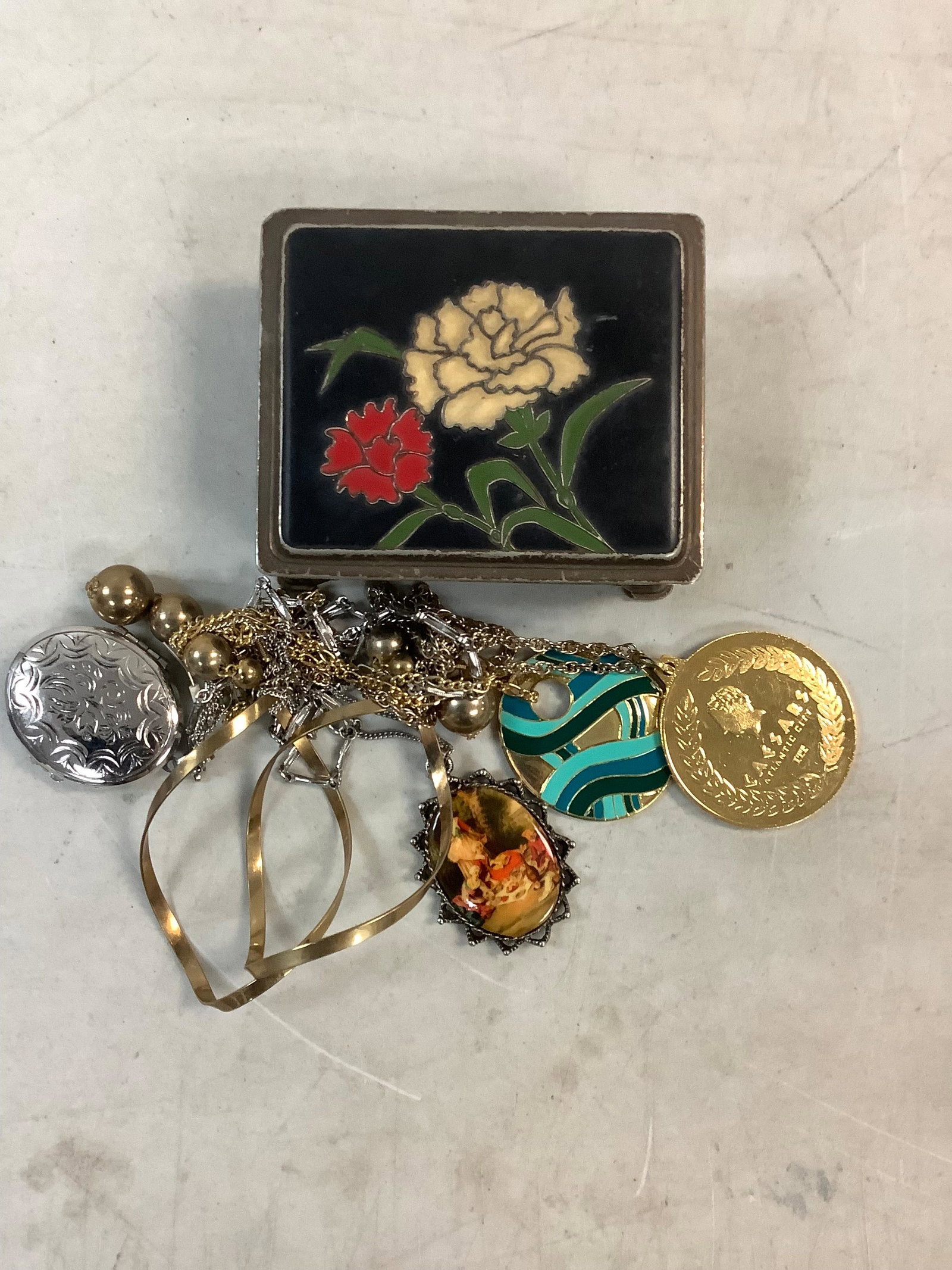 Lot of assorted jewelry, locket and jewelry box included: Lot of assorted jewelry, locket and jewelry box included