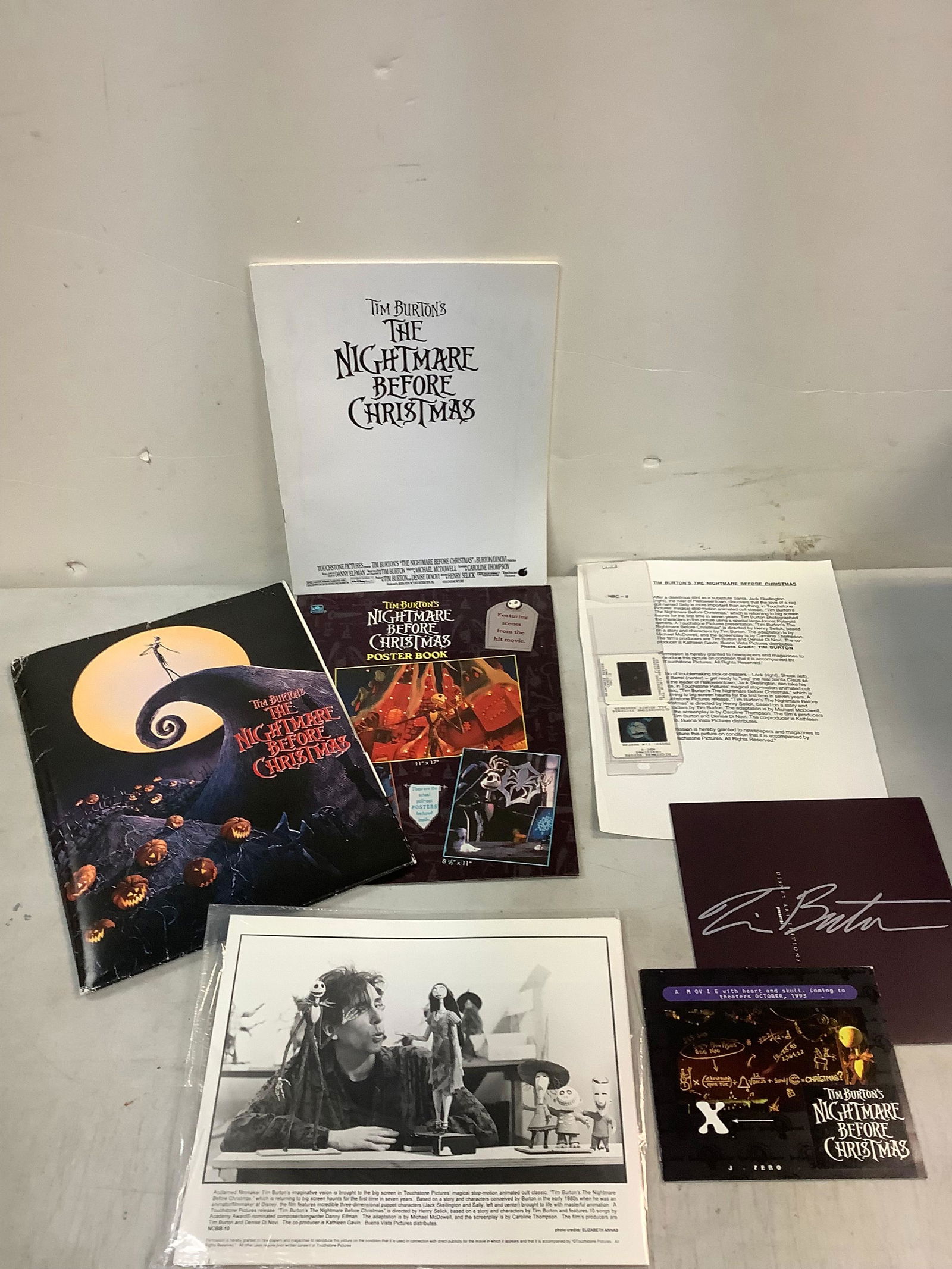 TIM BURTON'S NIGHTMARE BEFORE CHRISTMAS collectors edition folder: TIM BURTON'S NIGHTMARE BEFORE CHRISTMAS collectors edition folder