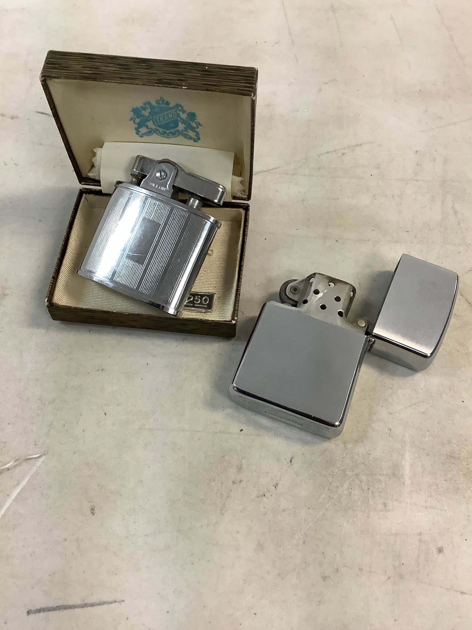 Lot of ZIPPO and Willow lighters: Lot of ZIPPO and Willow lighters