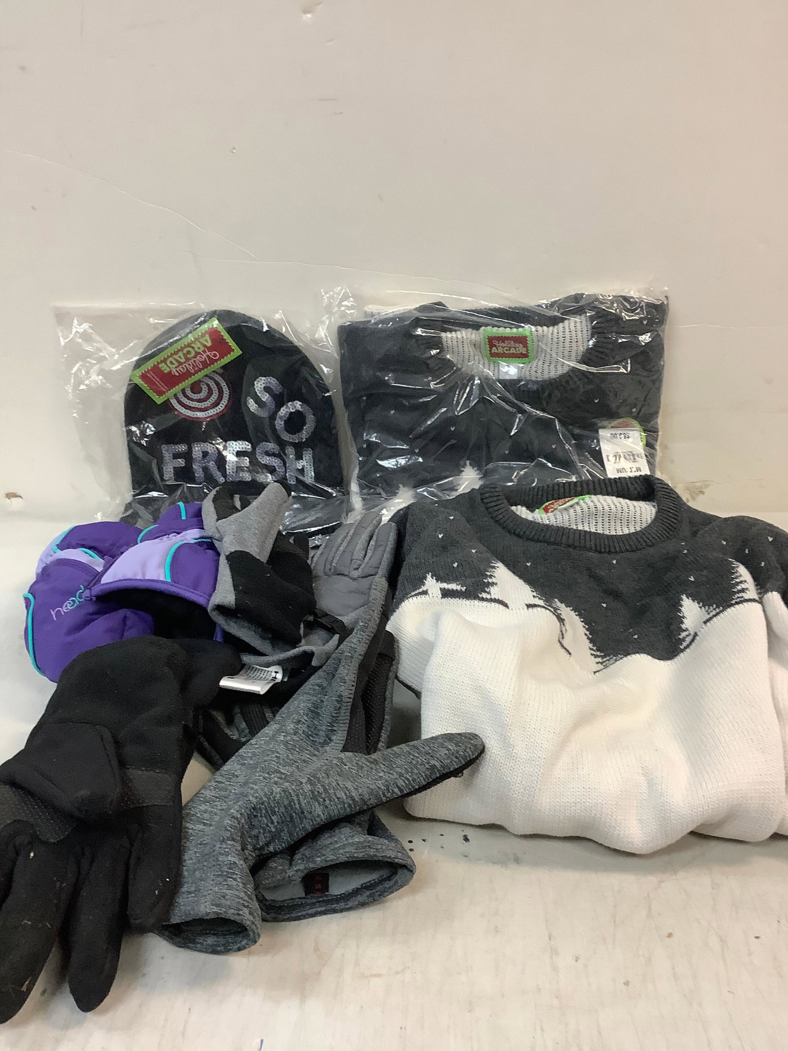 Lot of decorative winter sweaters and gloves (HEAD): Lot of decorative winter sweaters and gloves (HEAD)