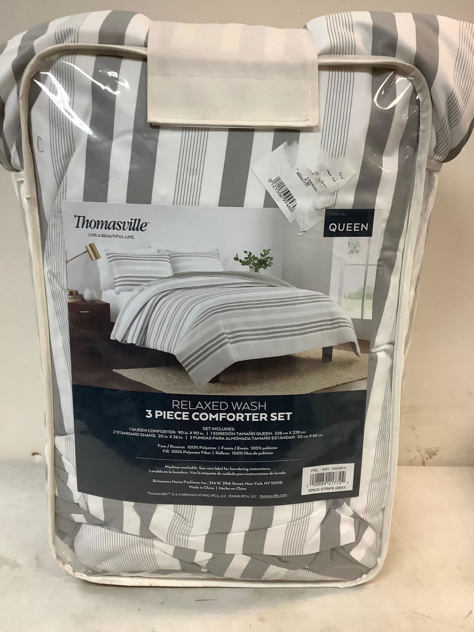 Queen sized White and Gray Thomasville relaxed wash 3 piece comforter set (1 of 1)