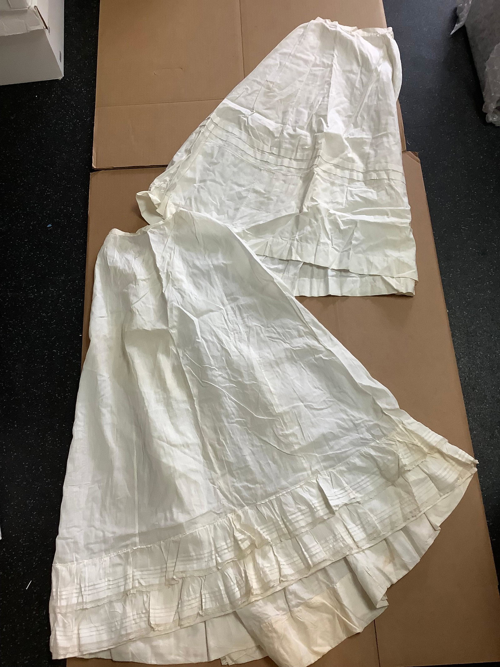 Lot of vintage dress skirts sizes unknown: Lot of vintage dress skirts sizes unknown