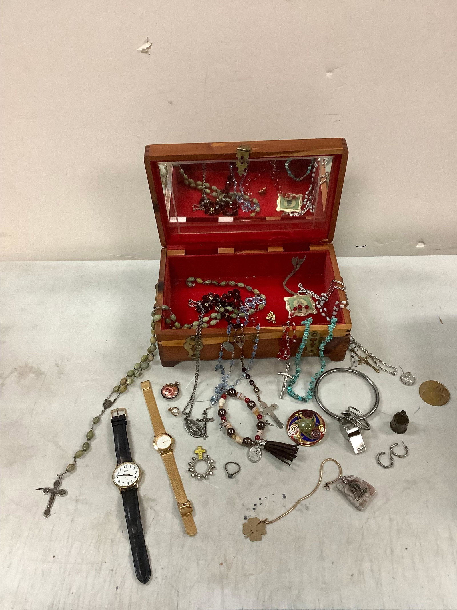 Lot of costume and religious jewelry in jewelry box: Lot of costume and religious jewelry in jewelry box