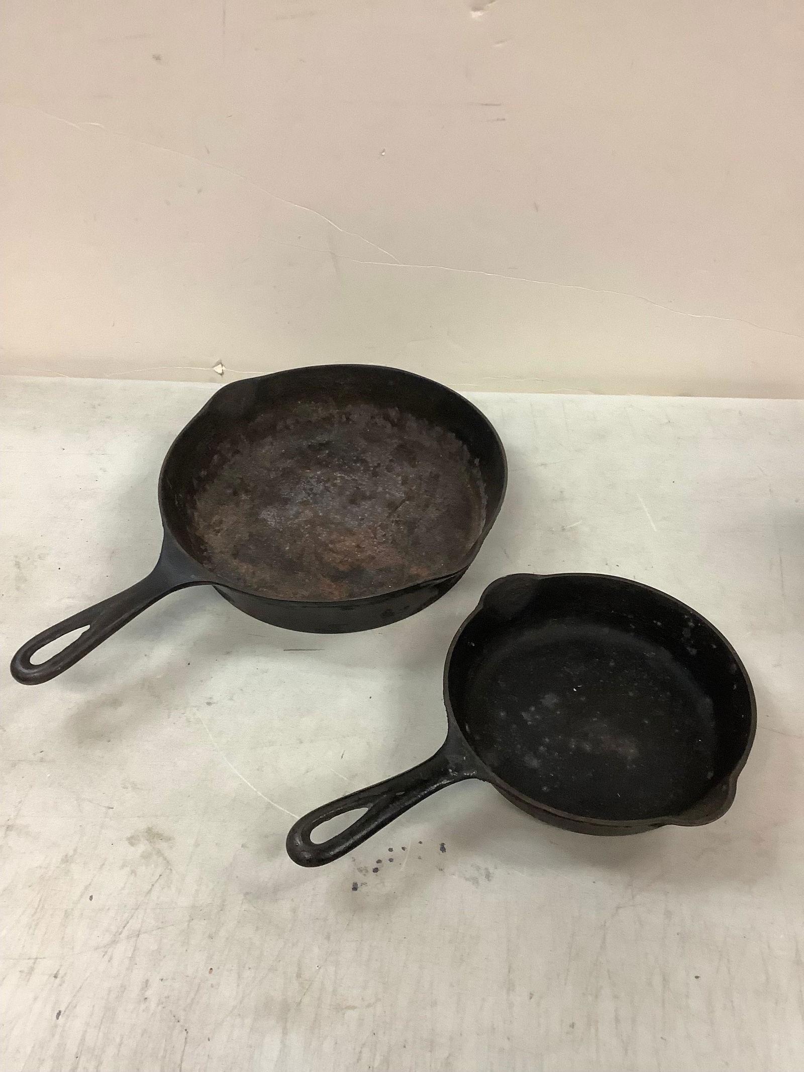 Lot of GRISWOLD and more cast iron skillets: Lot of GRISWOLD and more cast iron skillets